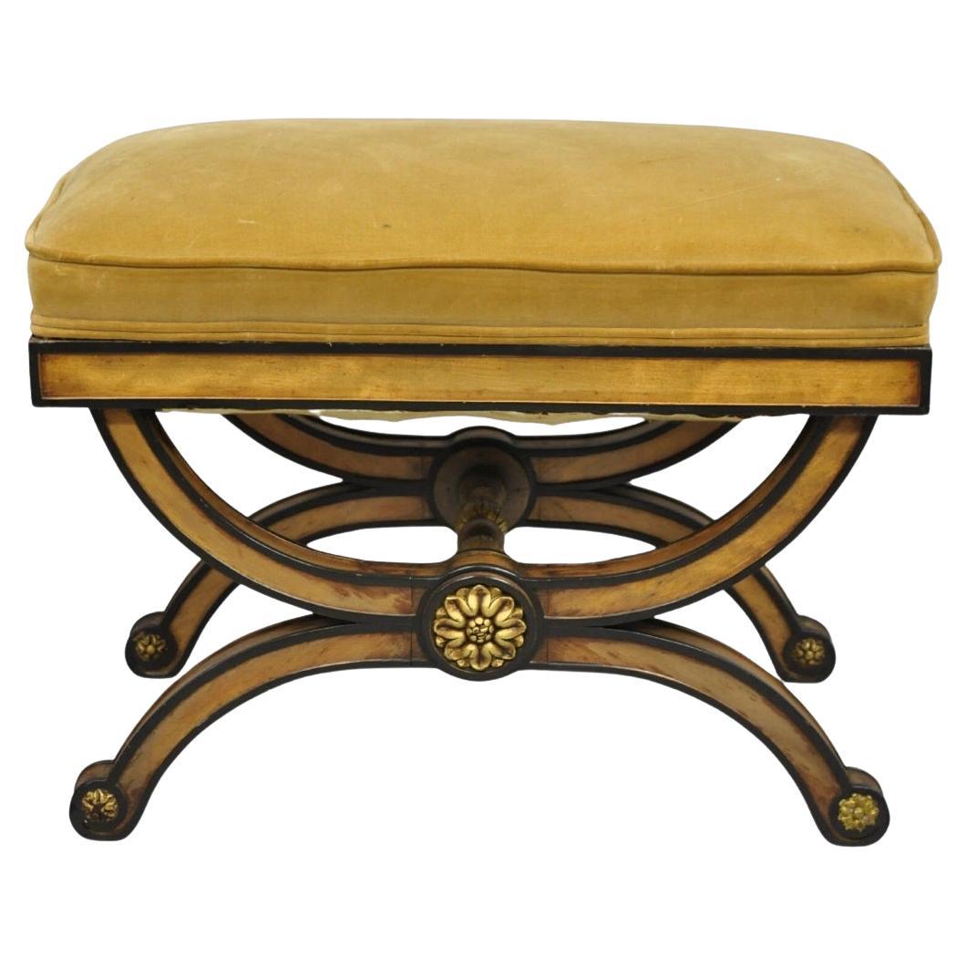 Taburete en forma de X tapizado en madera de nogal tallada de estilo regencia italiano vintage