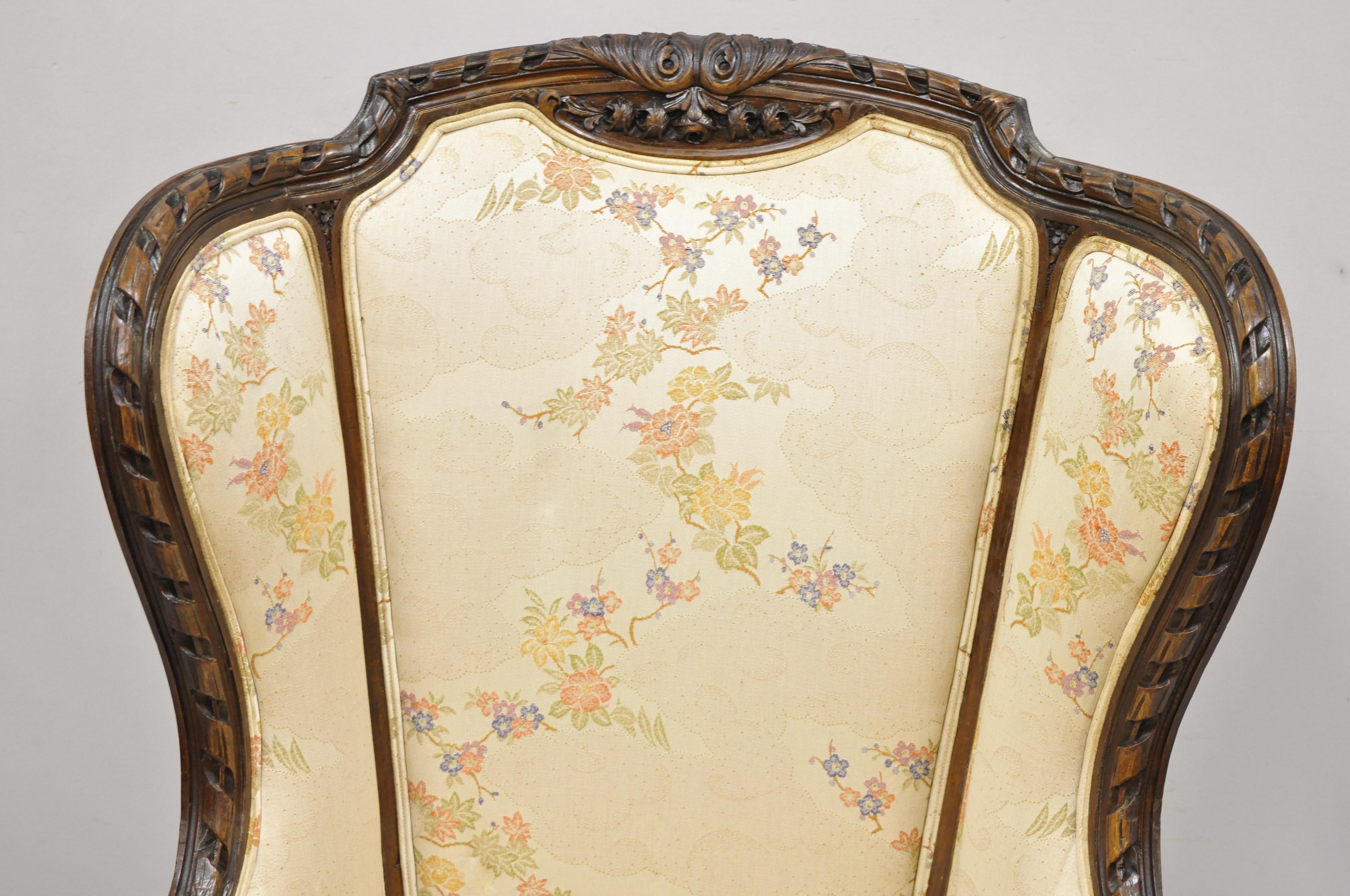 Bergère-Sessel im italienischen Regency-Stil mit geschnitztem Widderkopf und Ohrensessel aus Nussbaumholz, Vintage (Stoff) im Angebot