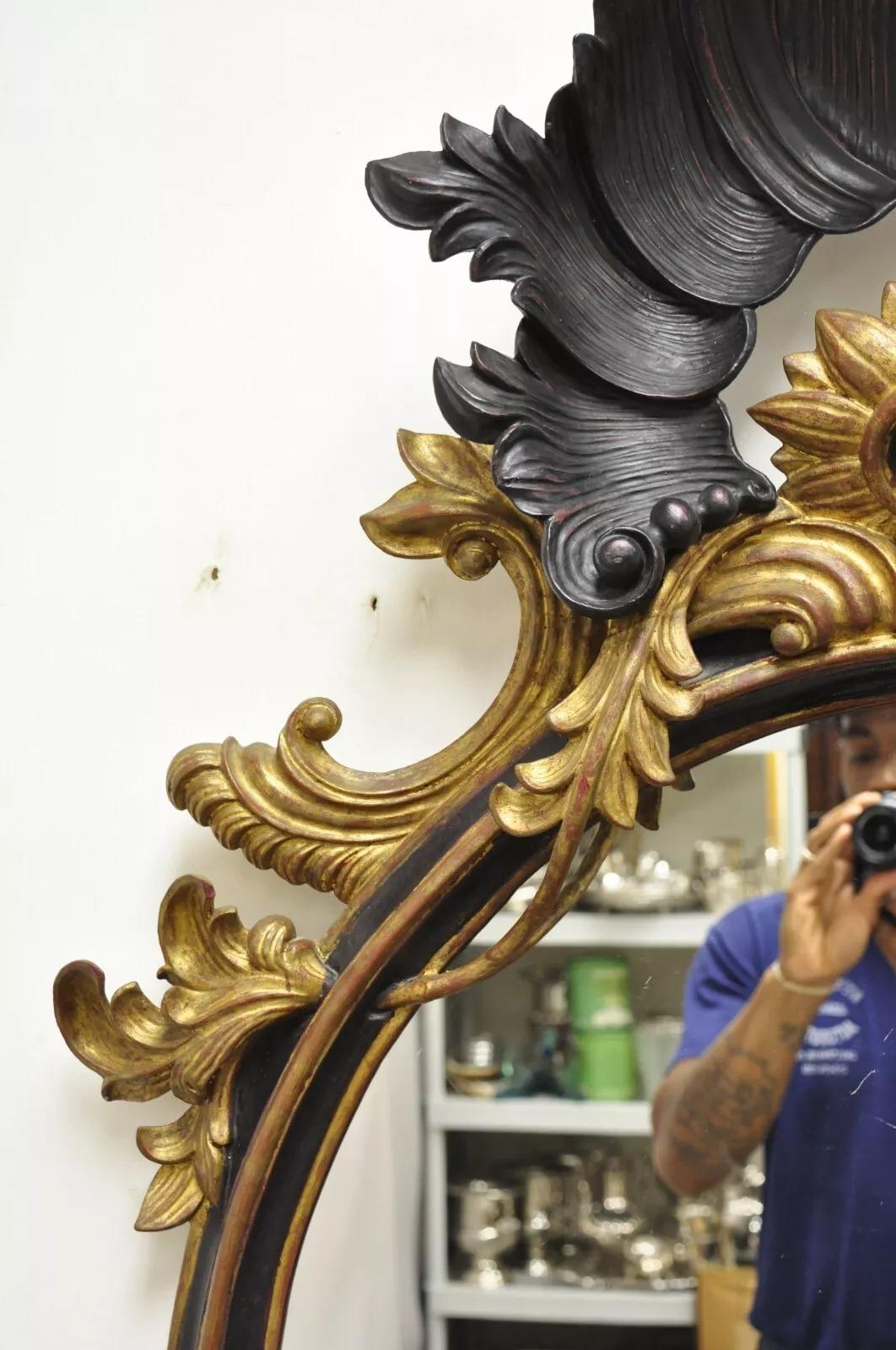 Specchio da parete ovale d'epoca in stile Regency italiano, intagliato a conchiglia e legno dorato In condizioni buone in vendita a Philadelphia, PA