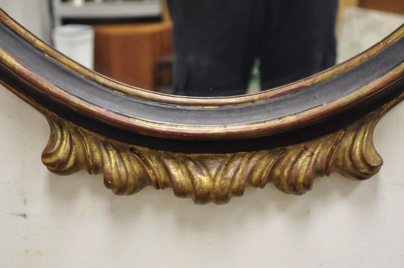 XX secolo Specchio da parete ovale d'epoca in stile Regency italiano, intagliato a conchiglia e legno dorato in vendita