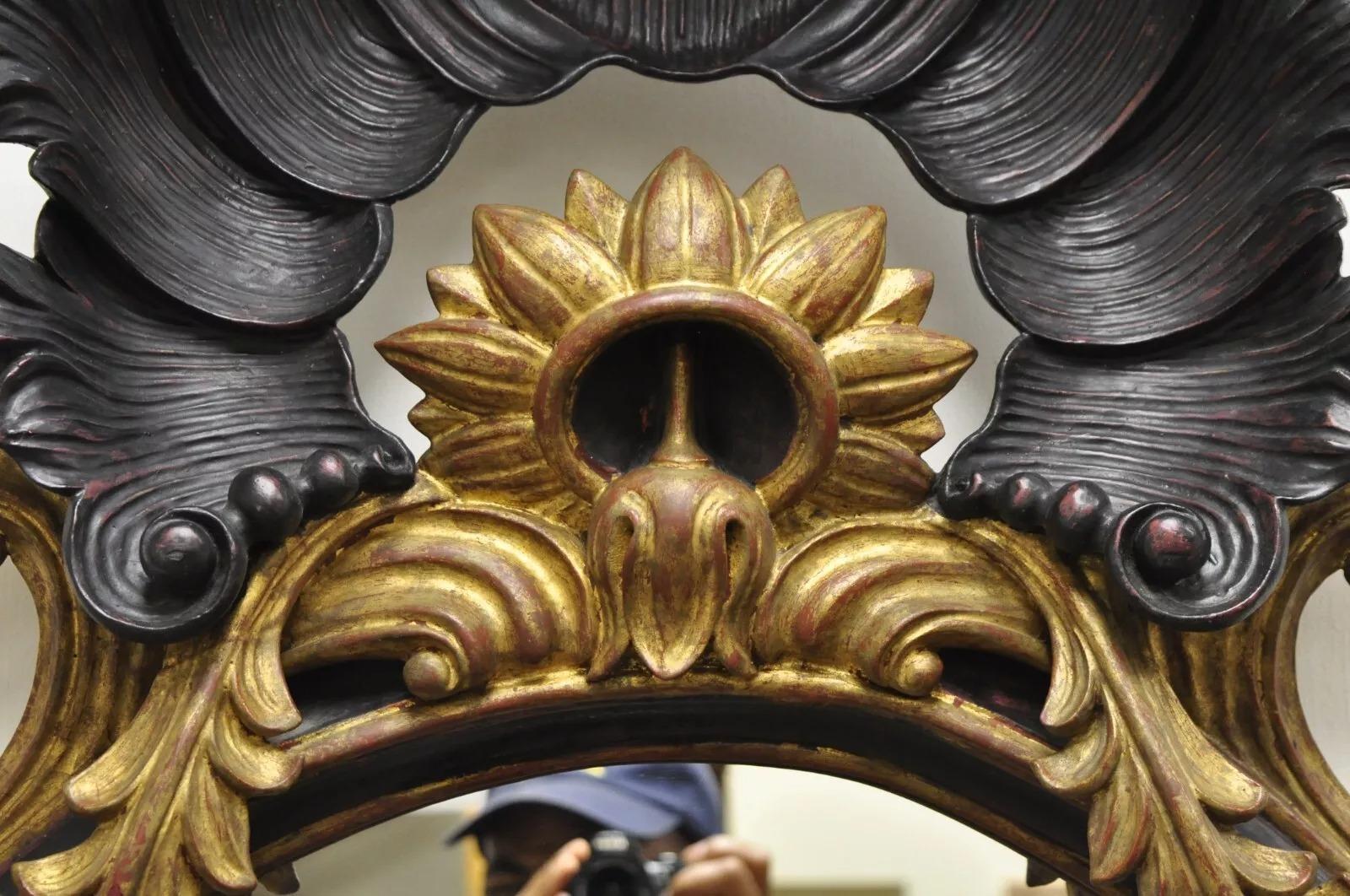 Specchio da parete ovale d'epoca in stile Regency italiano, intagliato a conchiglia e legno dorato in vendita 1