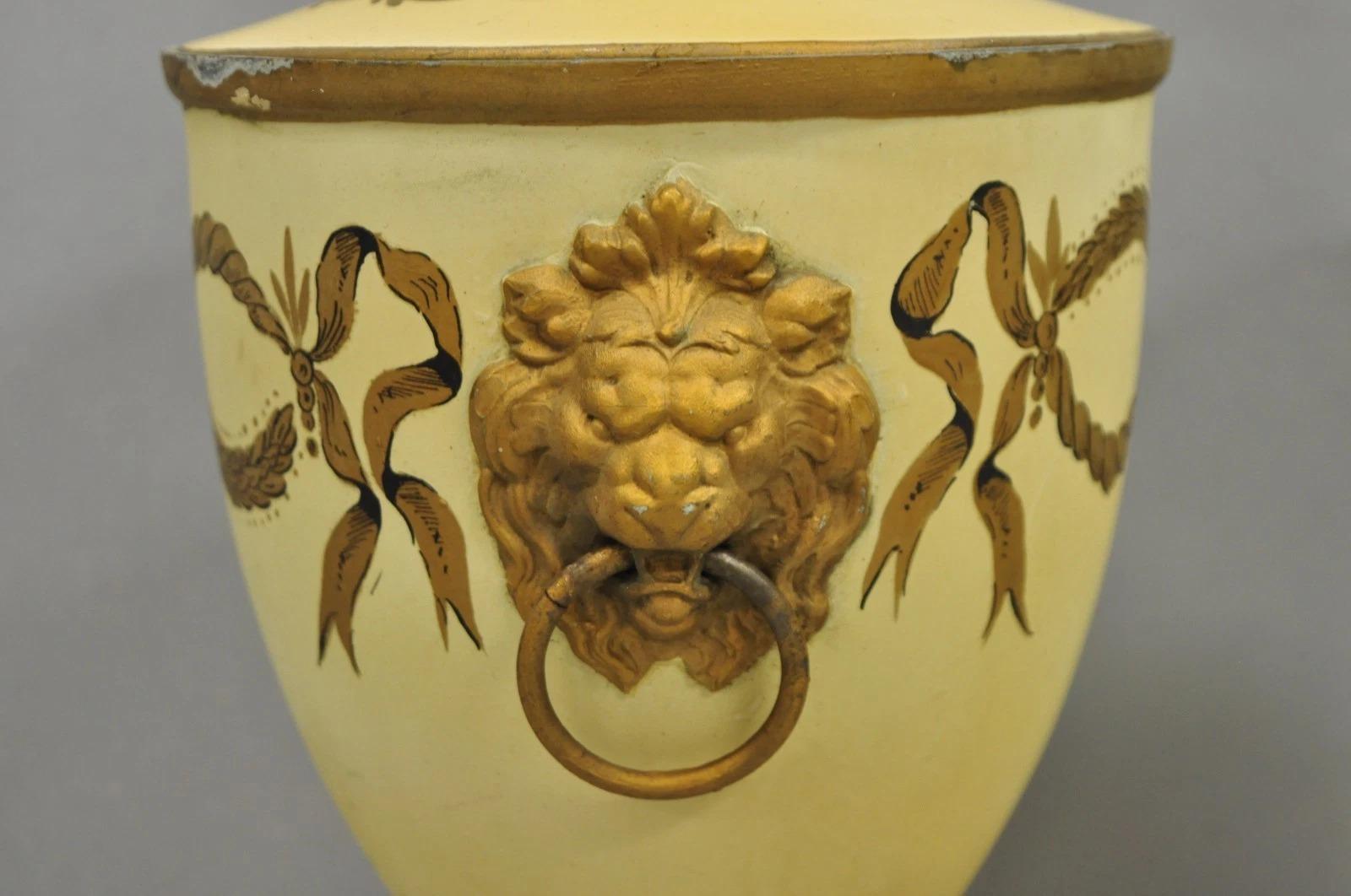Vintage Italian Regency Tole Metal French Country Cream Gold Urn Table Lamp Pair en vente 6