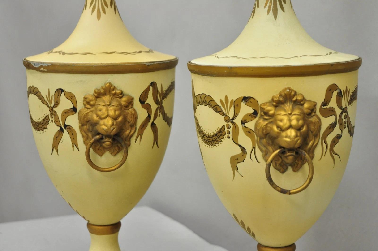 Vintage Italian Regency Tole Metal French Country Cream Gold Urn Table Lamp Pair Bon état - En vente à Philadelphia, PA