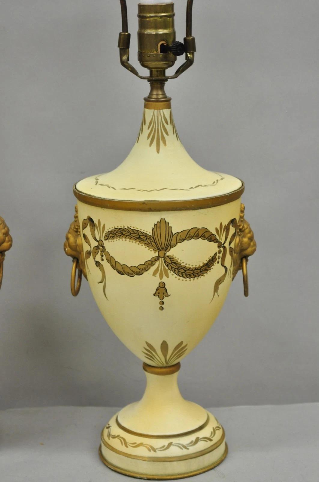 20ième siècle Vintage Italian Regency Tole Metal French Country Cream Gold Urn Table Lamp Pair en vente