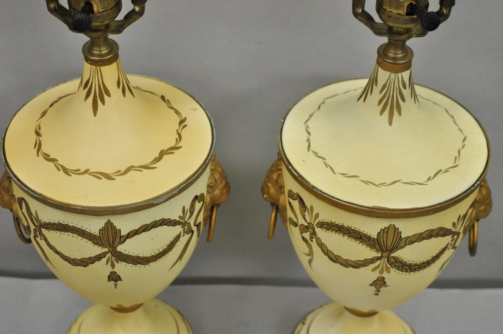 Vintage Italian Regency Tole Metal French Country Cream Gold Urn Table Lamp Pair en vente 1