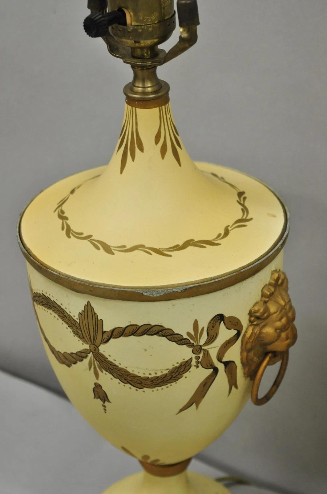 Vintage Italian Regency Tole Metal French Country Cream Gold Urn Table Lamp Pair en vente 2
