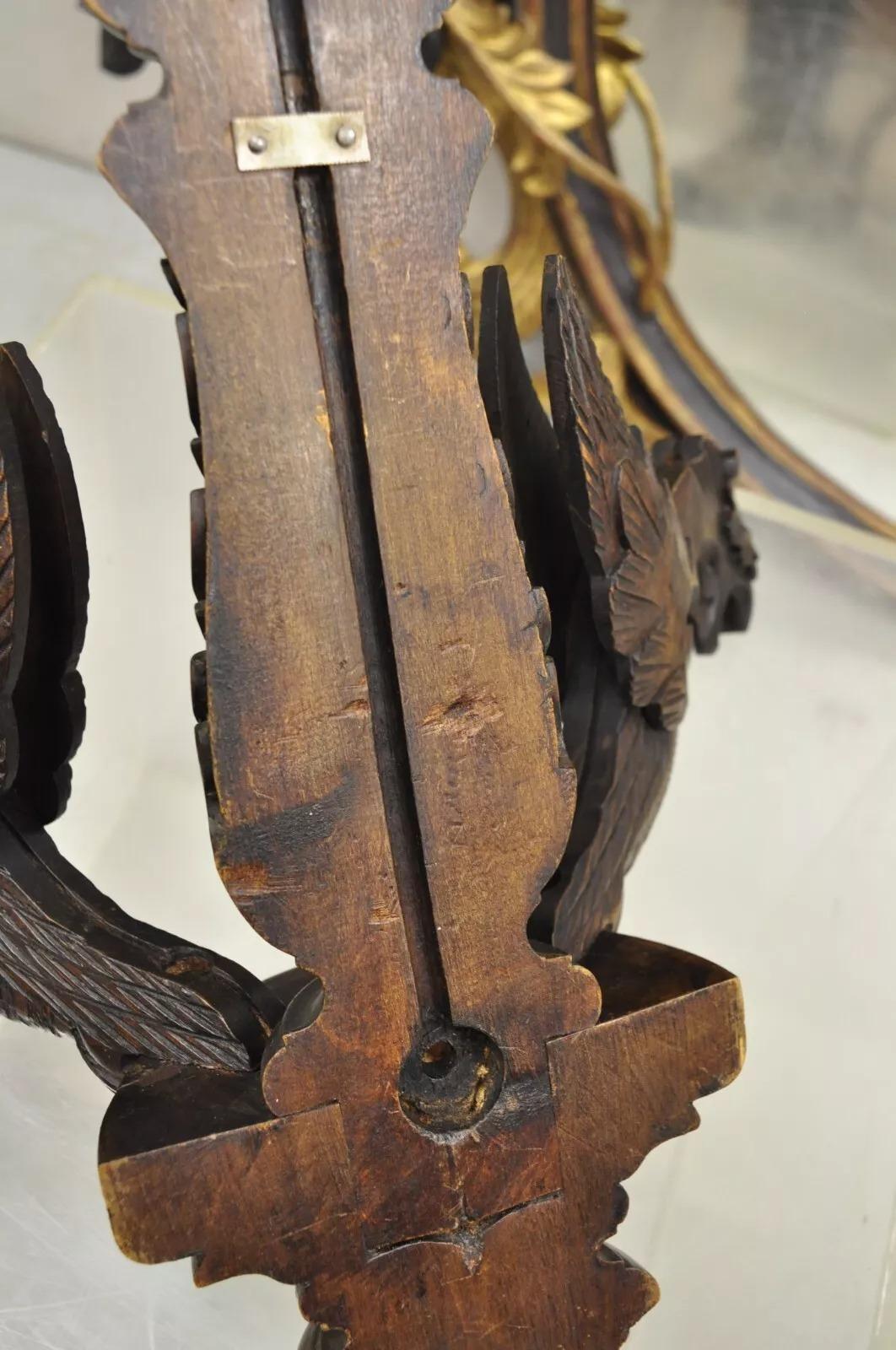 Coppia di applique in legno di noce con grifone alato, vintage e rinascimentali in vendita 3