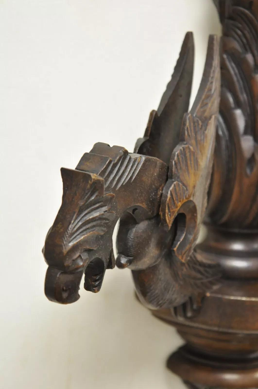 Coppia di applique in legno di noce con grifone alato, vintage e rinascimentali in vendita 4