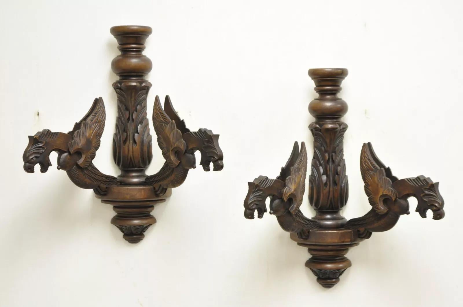 Coppia di applique in legno di noce con grifone alato, vintage e rinascimentali in vendita 5