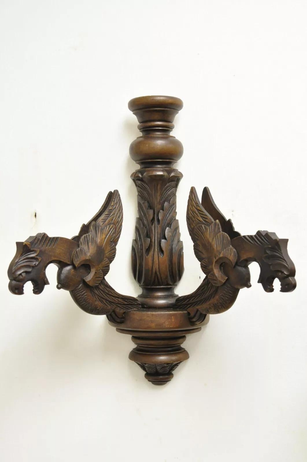 Rinascimento Coppia di applique in legno di noce con grifone alato, vintage e rinascimentali in vendita