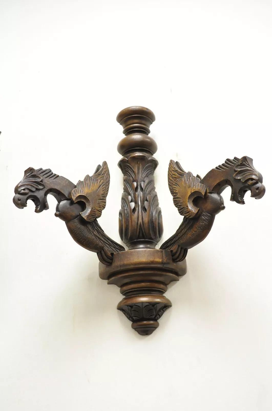 Sconosciuto Coppia di applique in legno di noce con grifone alato, vintage e rinascimentali in vendita