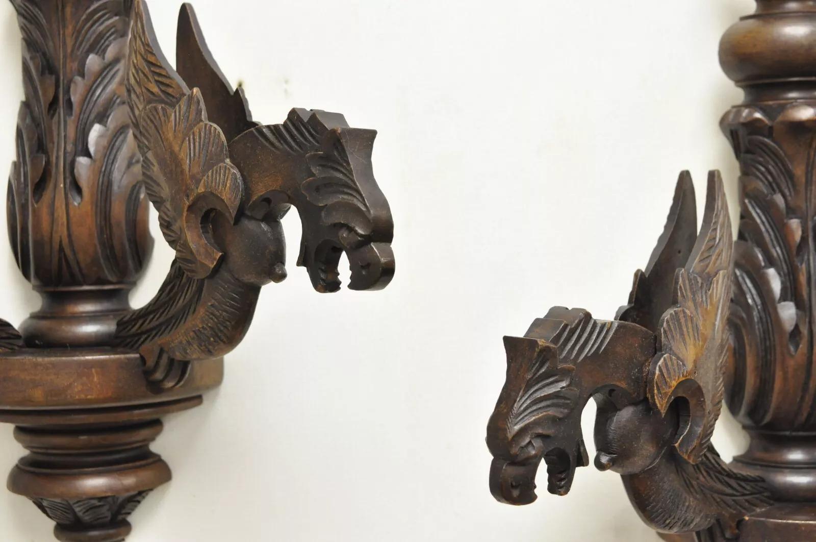 Coppia di applique in legno di noce con grifone alato, vintage e rinascimentali In condizioni buone in vendita a Philadelphia, PA