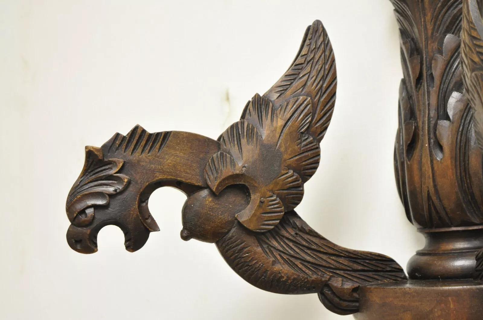XX secolo Coppia di applique in legno di noce con grifone alato, vintage e rinascimentali in vendita