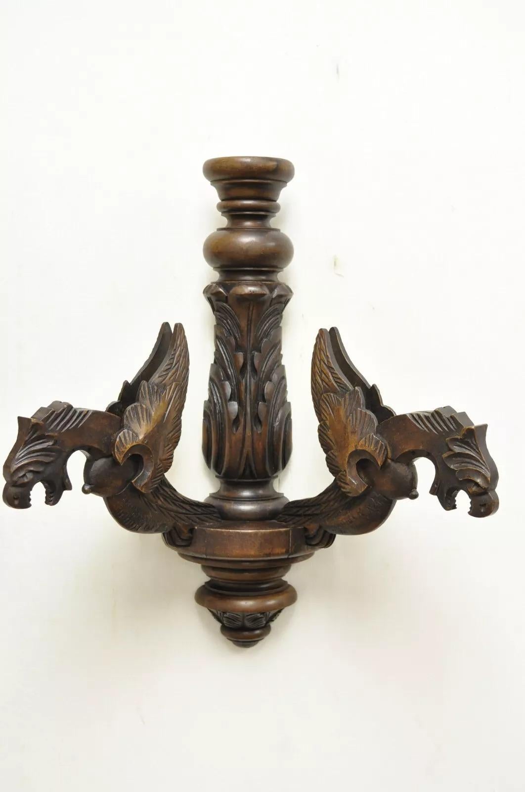 Noce Coppia di applique in legno di noce con grifone alato, vintage e rinascimentali in vendita