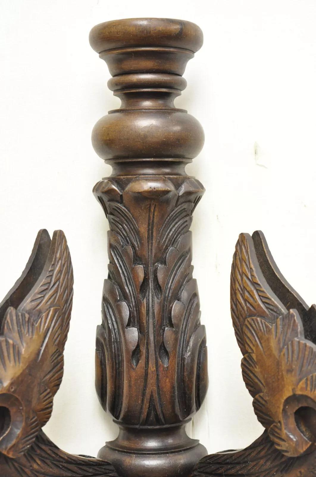Coppia di applique in legno di noce con grifone alato, vintage e rinascimentali in vendita 1