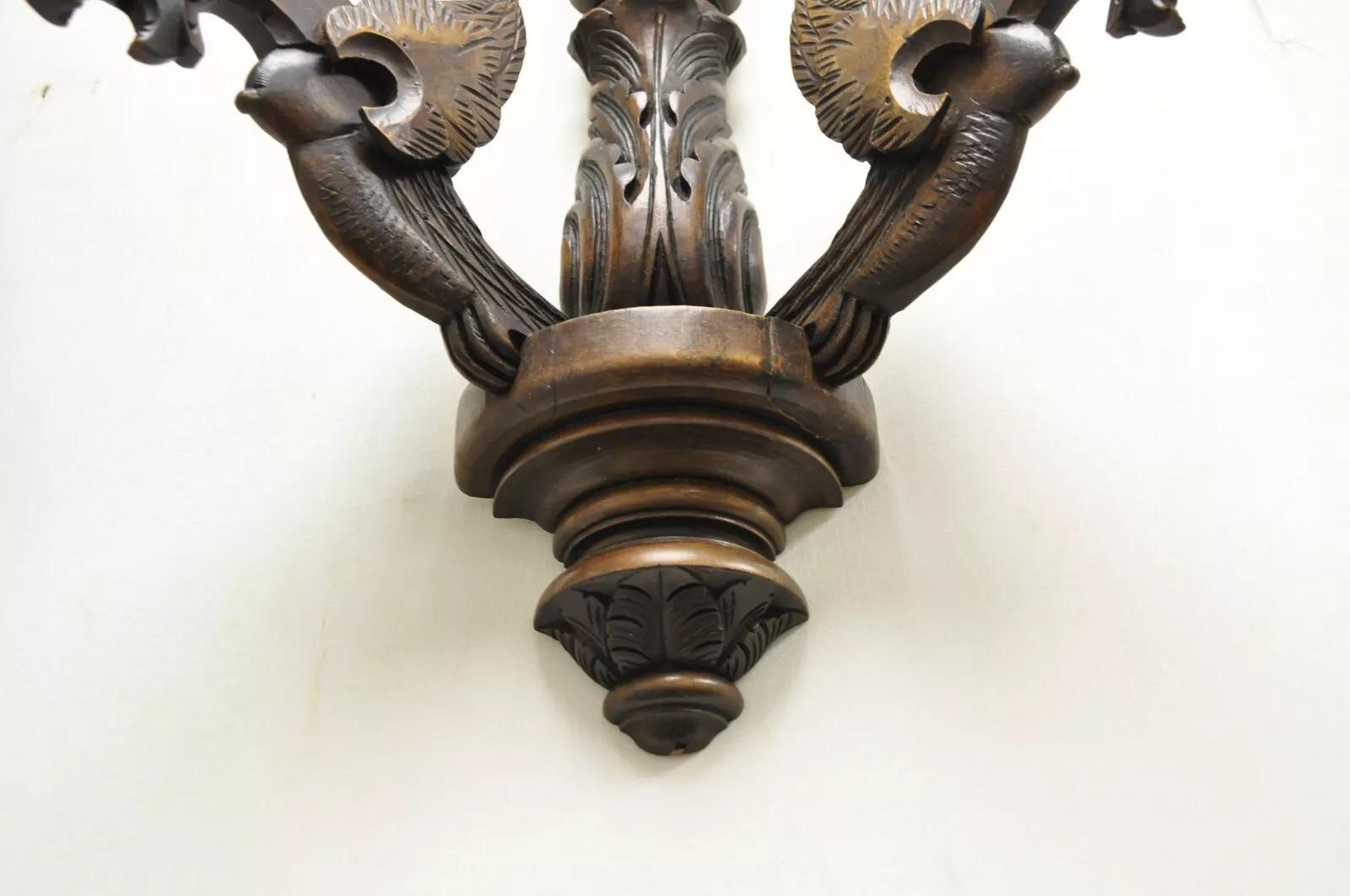 Coppia di applique in legno di noce con grifone alato, vintage e rinascimentali in vendita 2