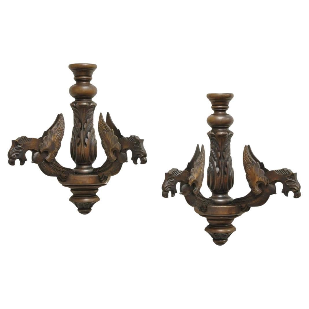 Paire d'appliques murales vintage en noyer sculpté de la Renaissance italienne avec griffon ailé