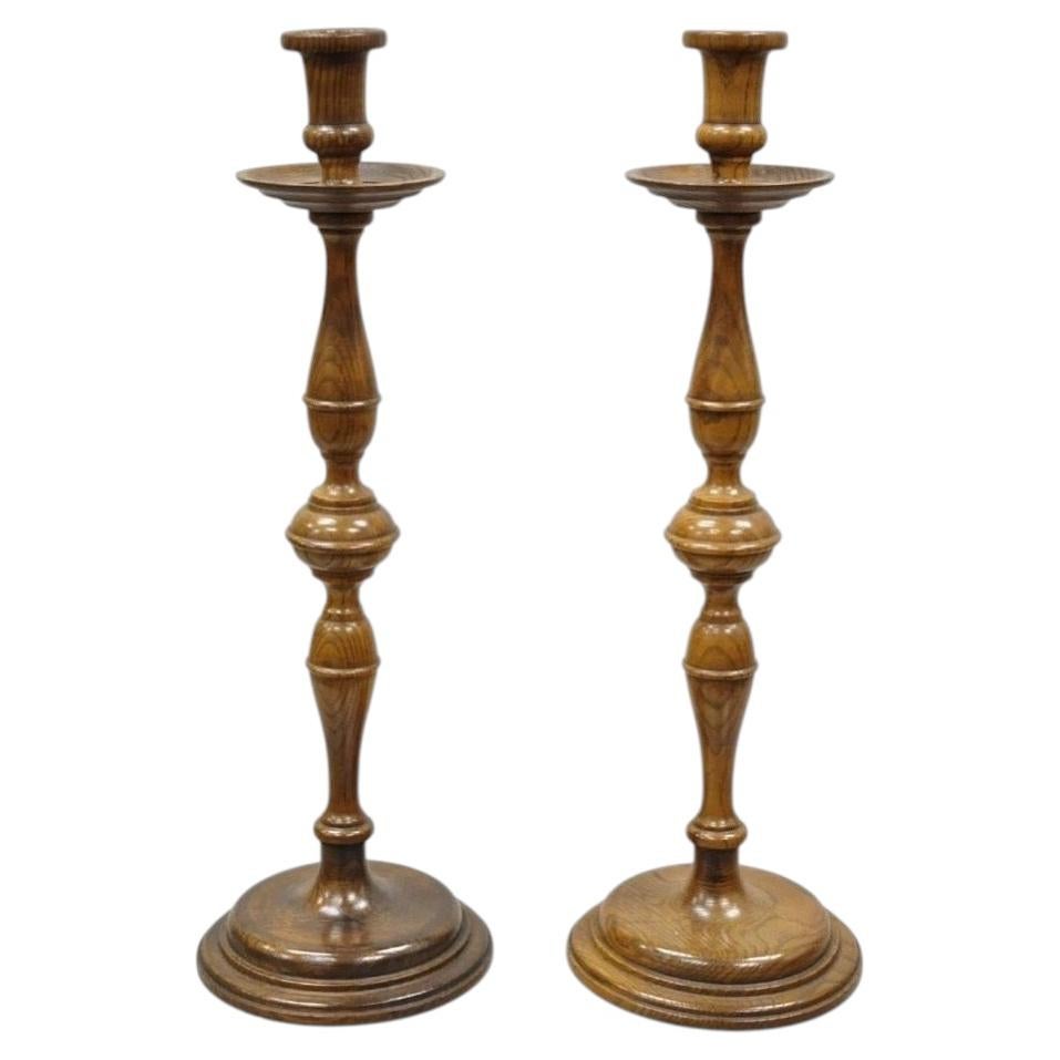Coppia di candelieri vintage in legno di quercia intagliato in stile rinascimentale italiano e giacobiano, 18,5"