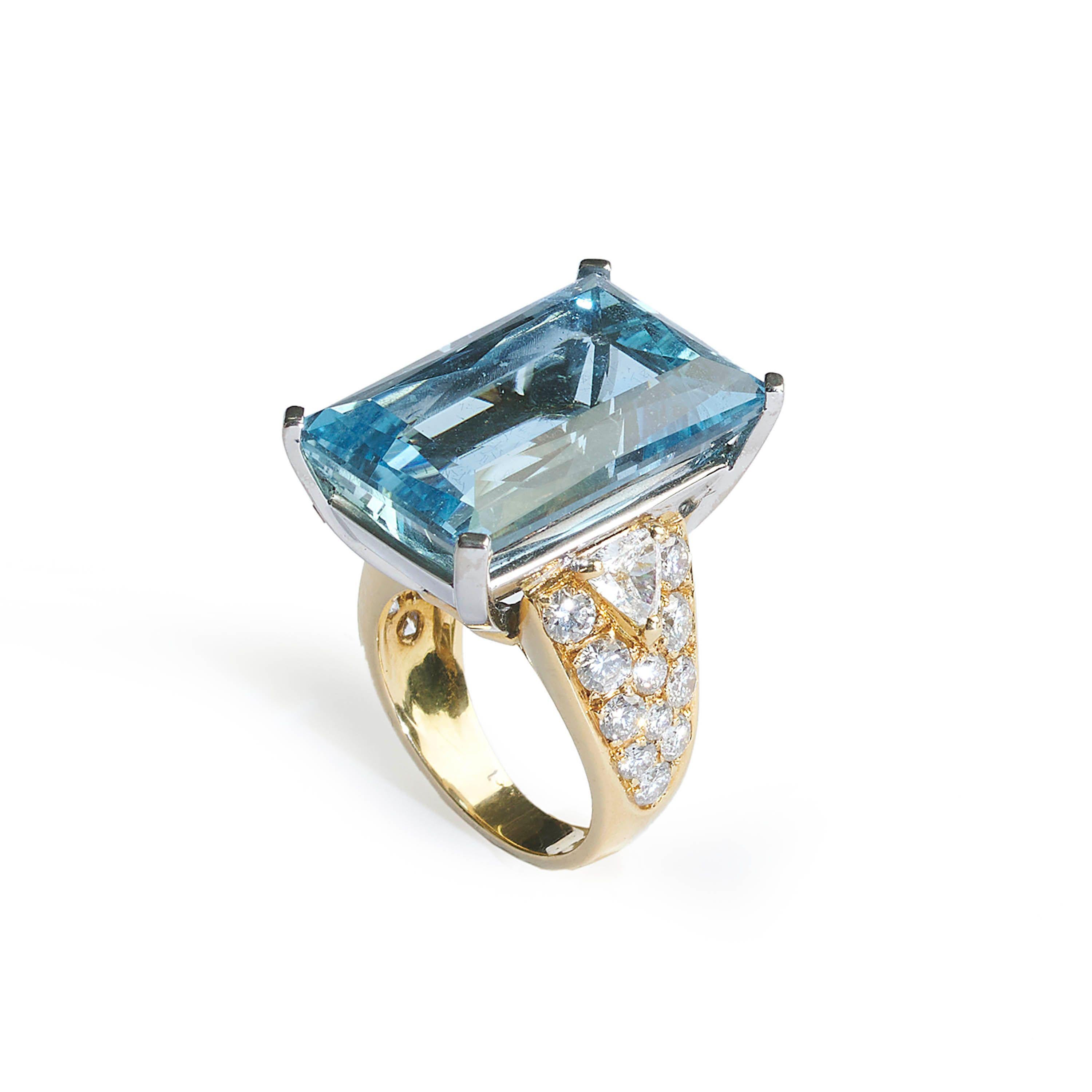 Vintage Italian Repossi Aquamarine, Diamond And Gold Dress Ring, 35.00 Carats In Good Condition For Sale In London, GB