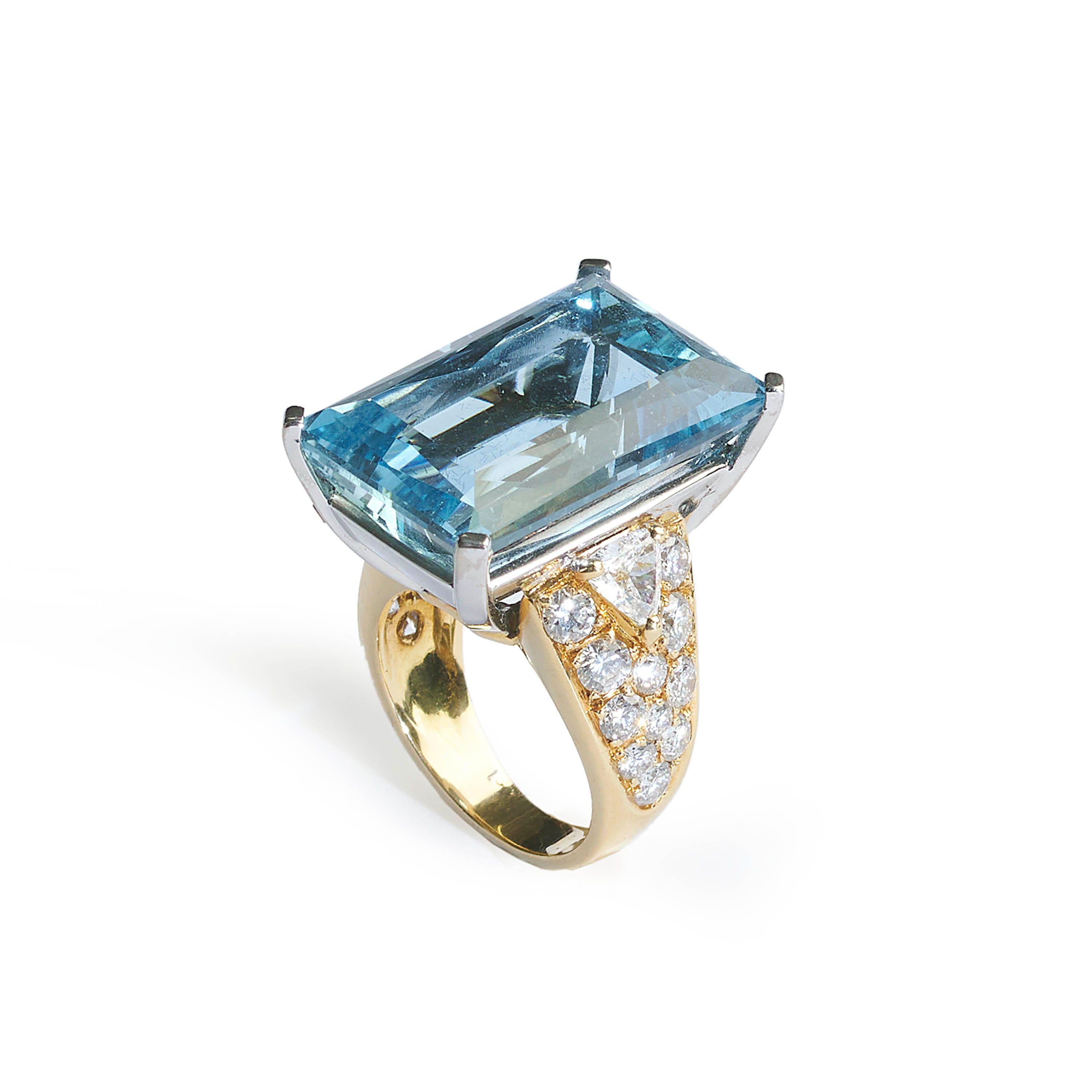 Anillo de vestir italiano vintage Repossi de aguamarina, diamantes y oro, 35,00 quilates Corte trillion en venta
