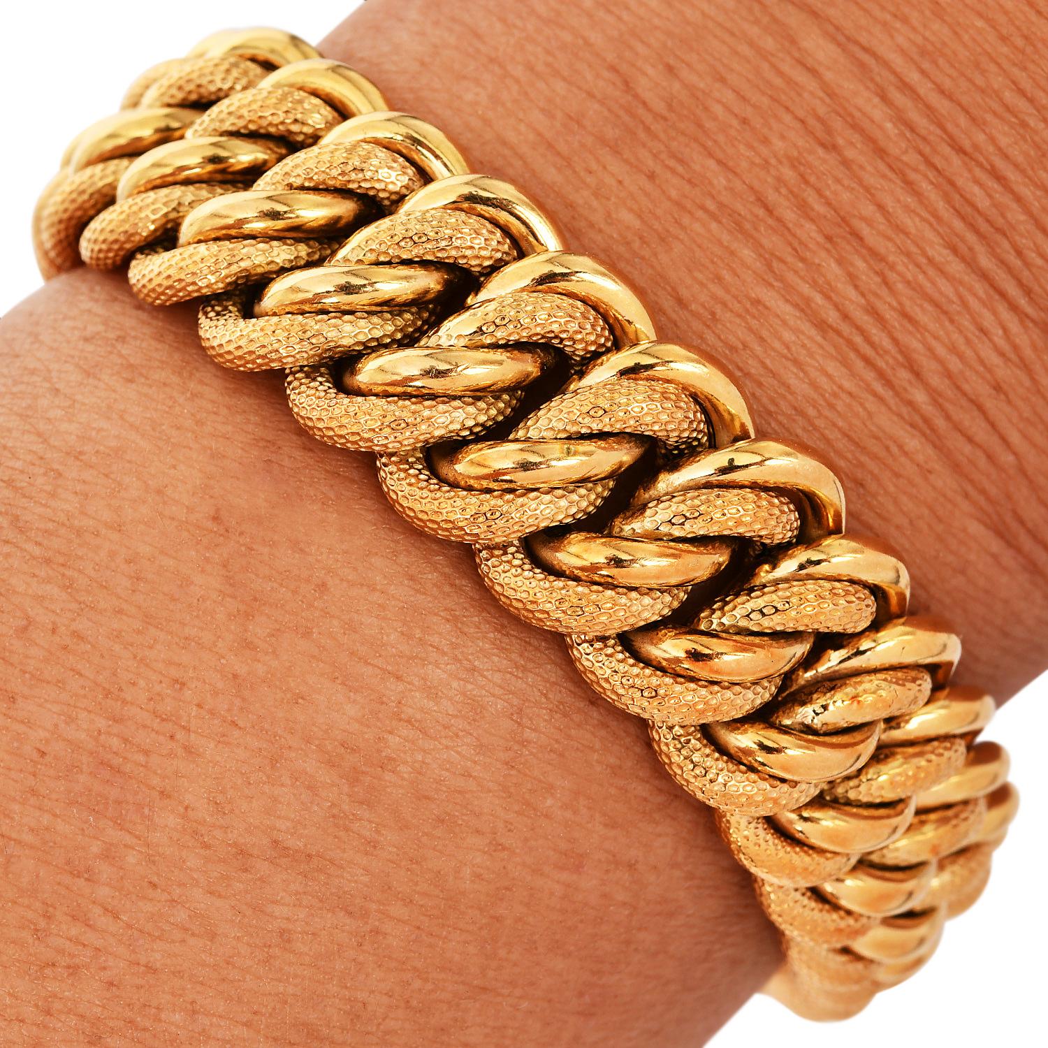 This Classic Vintage 1940s retro Italian Wheat link Bracelet is crafted in 18 Karat yellow gold. Matte and high polish wheat pattern links are Secure with an insert clasp and figure double 8 safety clasp.

Measures approx.  7.5 Inches x 16mm

Weighs