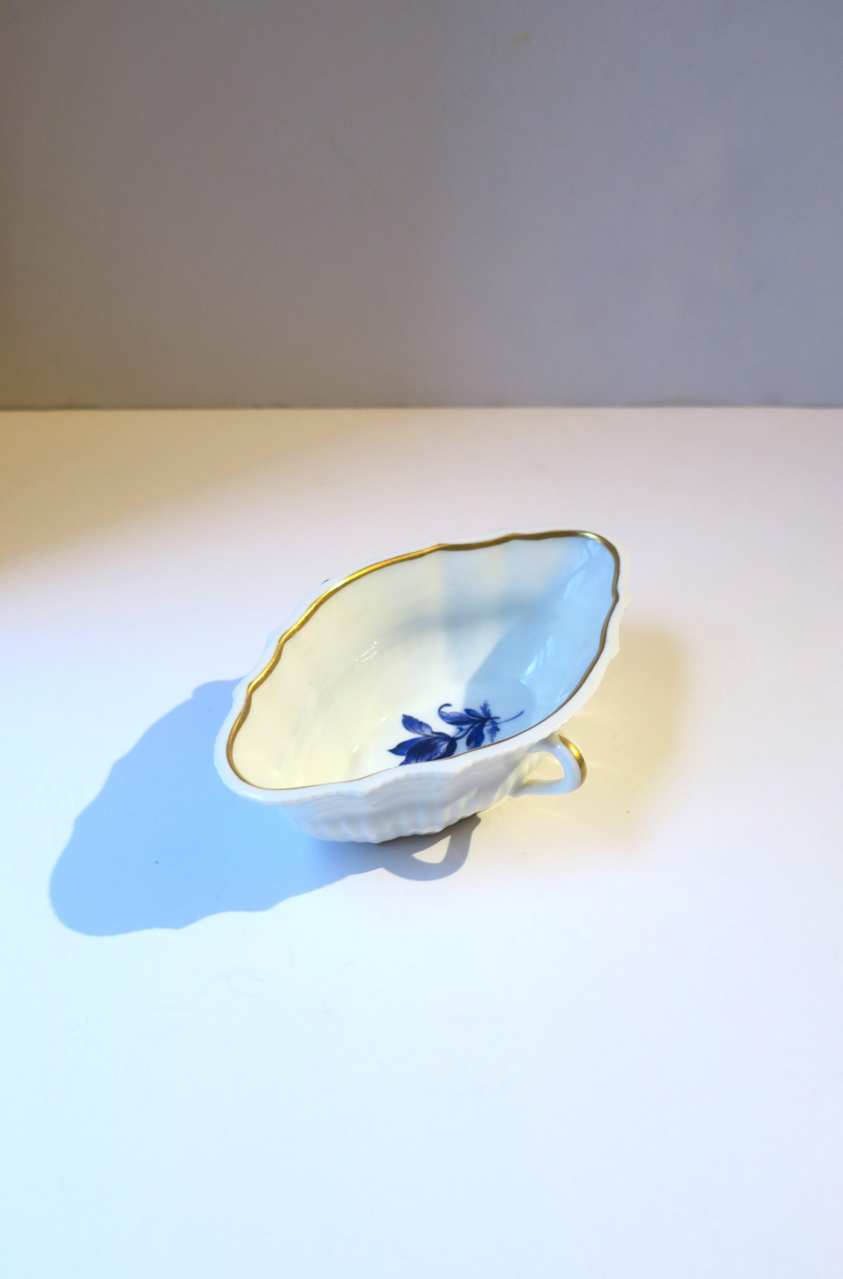 Vintage Richard Ginori Italian Blue and White Porcelain Bowl with Handles In Excellent Condition For Sale In New York, NY