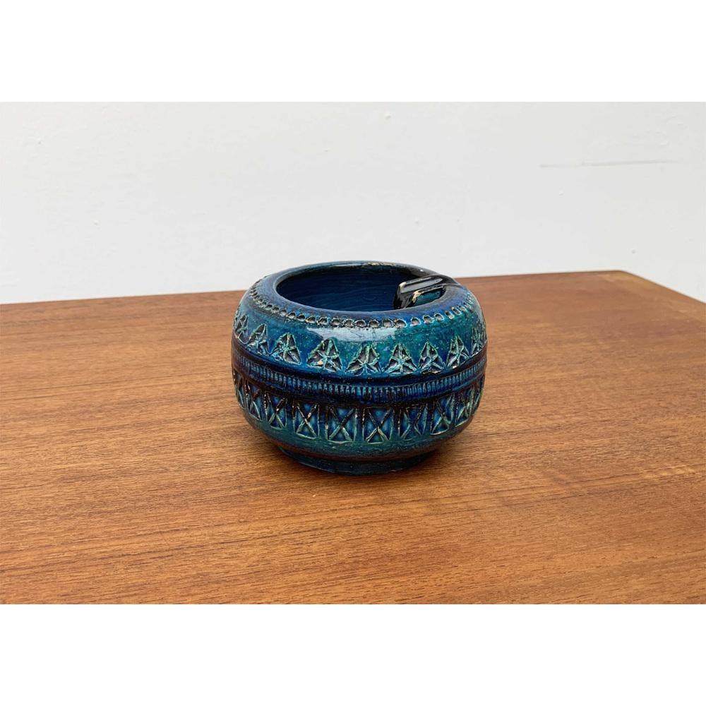 Cenicero vintage de cerámica italiana Rimini Blu de Aldo Londi para Bitossi, en muy buen estado. Diseñado de 1970 a 1979 Esta pieza tiene una marca de atribución.

Más información:
Materiales: Cerámica
Color: Azul
Marca: Bitossi
Diseñador: Aldo