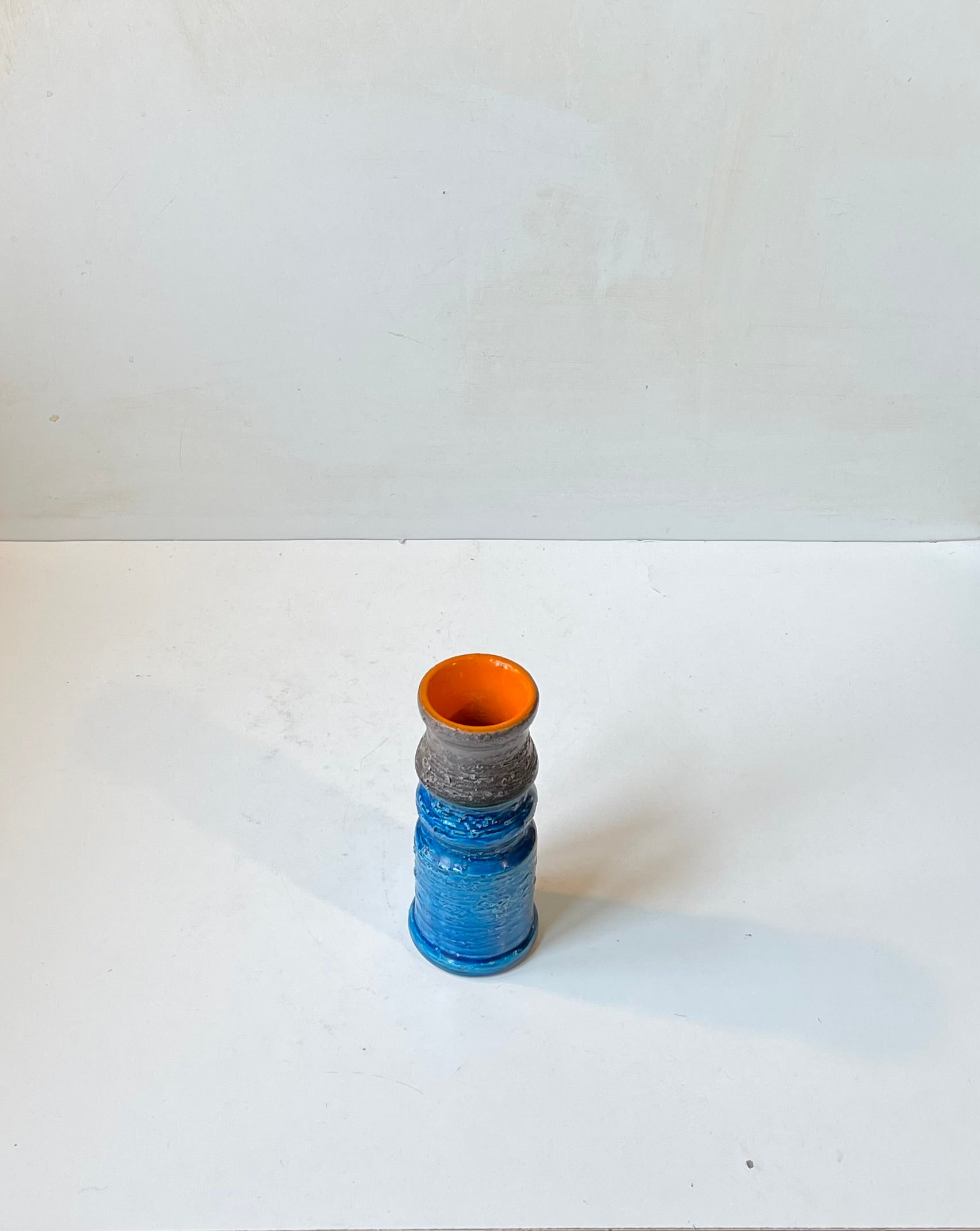 Aldo Londi designed this lacquered chamotte stoneware vase with Rimini Blue exterior glaze and vibrant orange inner-glaze. It was manufactured in Italy by Bitossi during the 1960s. 

Measurements: H: 16 cm, D: 7 cm.