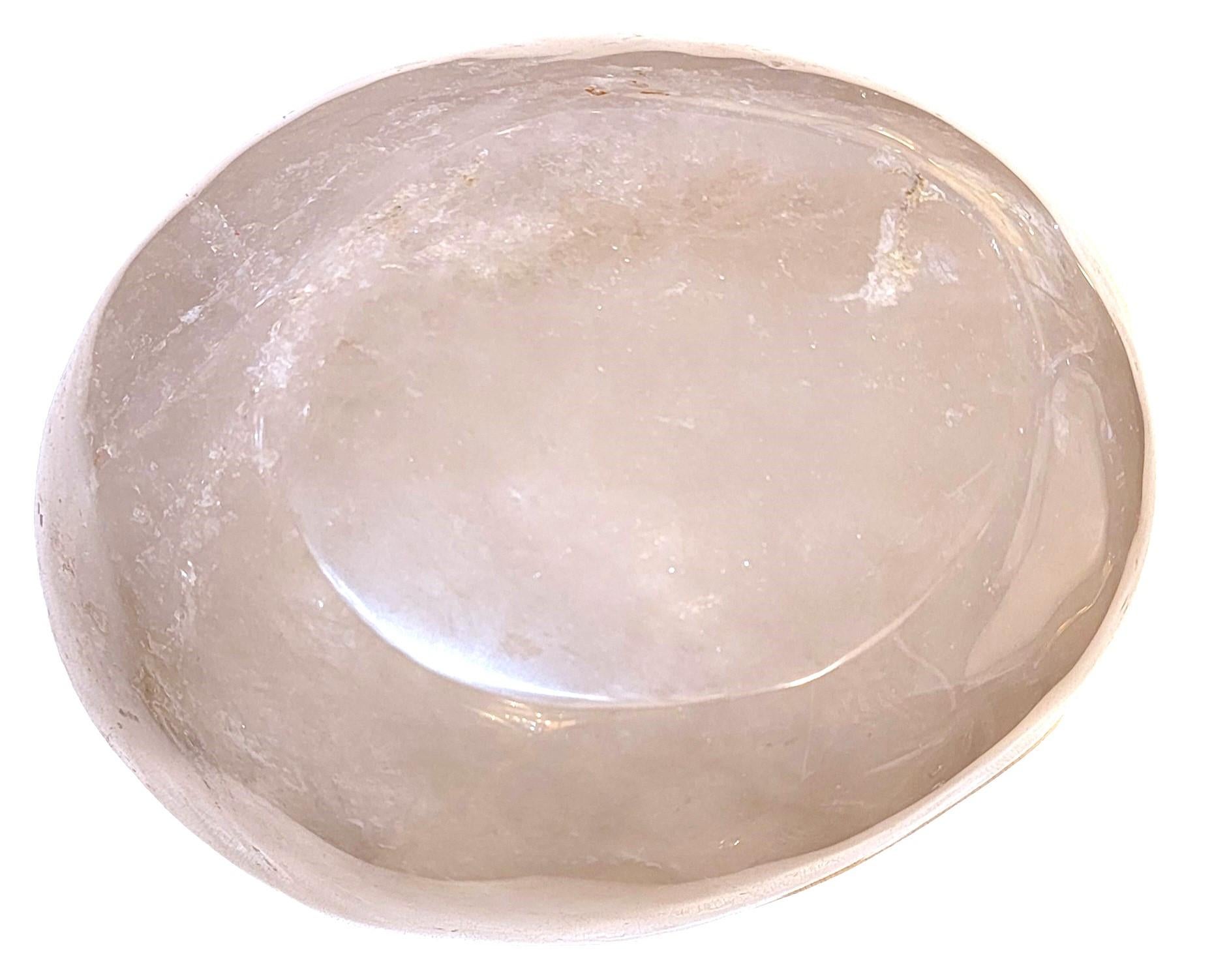 Vintage Italian Rock Crystal Hand Carved Bowl . Magnifique cristal transparent.  Poids et design exceptionnels. Dimensions approximatives - 8w x 10d x5h
