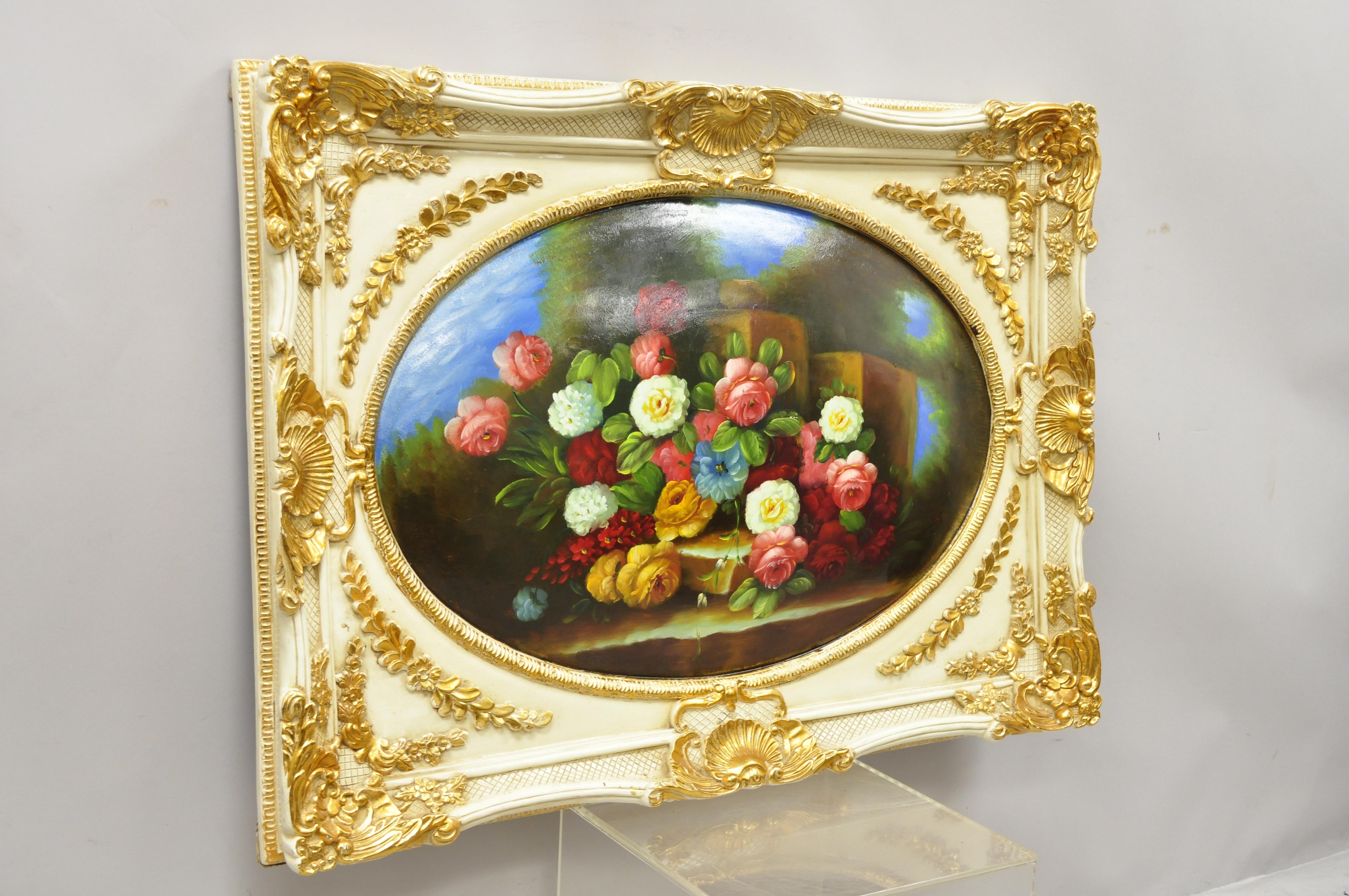 Quadro d'arte da parete con natura morta floreale in stile rococò italiano vintage di Mirtex Trading. L'articolo presenta una cornice intagliata e decorata, un dipinto di natura morta a forma di cupola o bolla, etichetta originale, un articolo