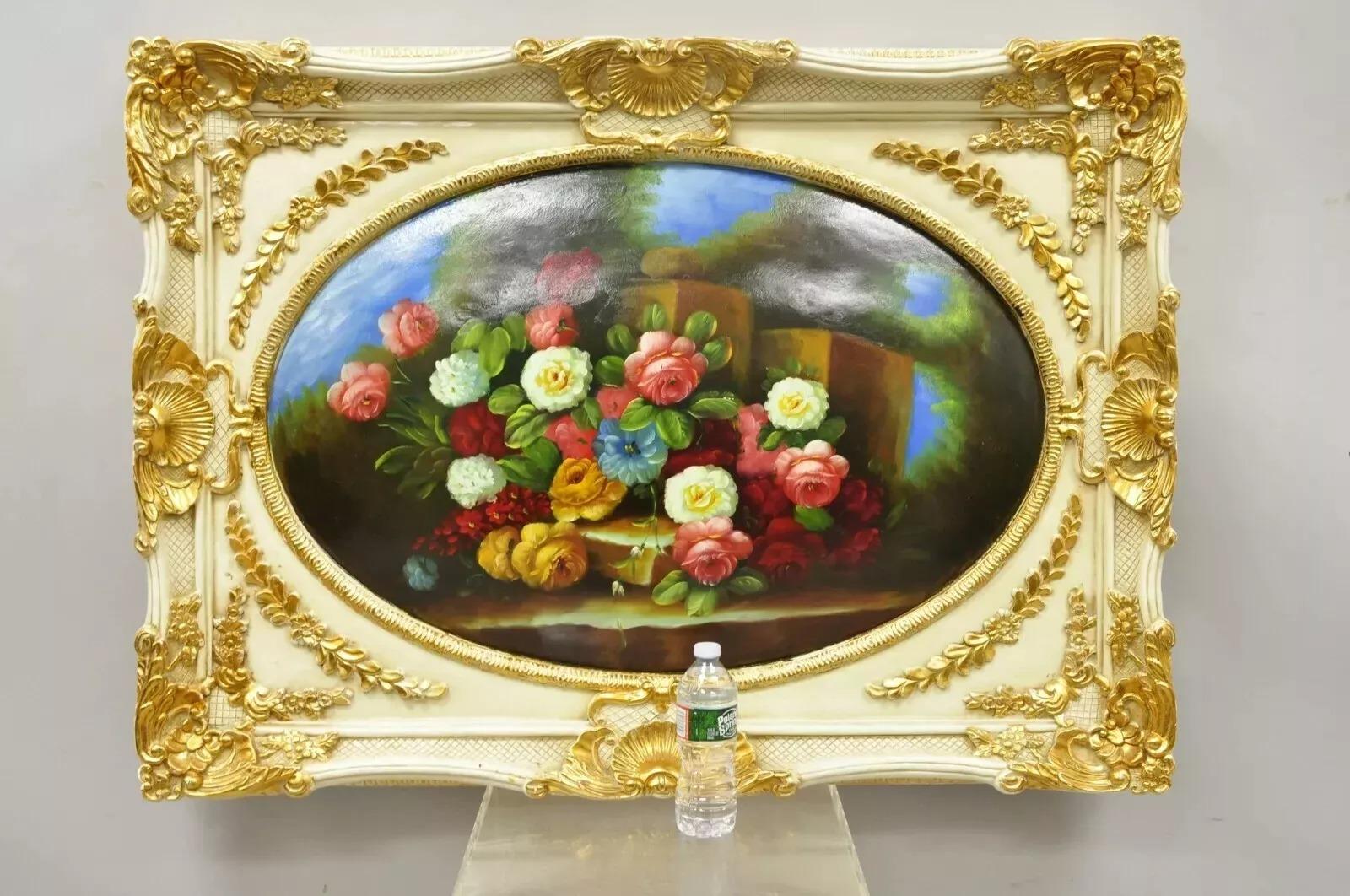 Quadro da parete con natura morta floreale in stile rococò italiano vintage di Mirtex Trading. L'articolo presenta una cornice intagliata e ornata, un dipinto di natura morta a forma di cupola o bolla, un'etichetta originale, uno stile e una forma