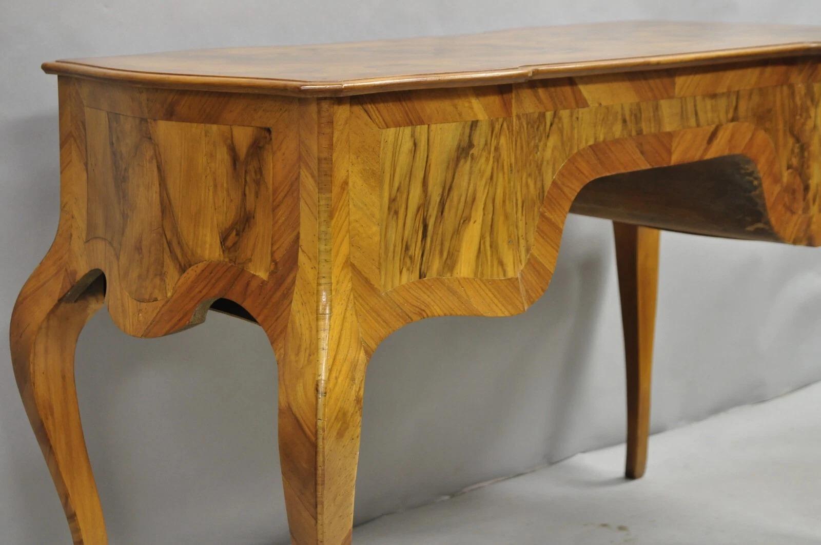Vintage Italian Rococo French Country Bureau en bois de ronce et incrustation de bois d'olivier en vente 4