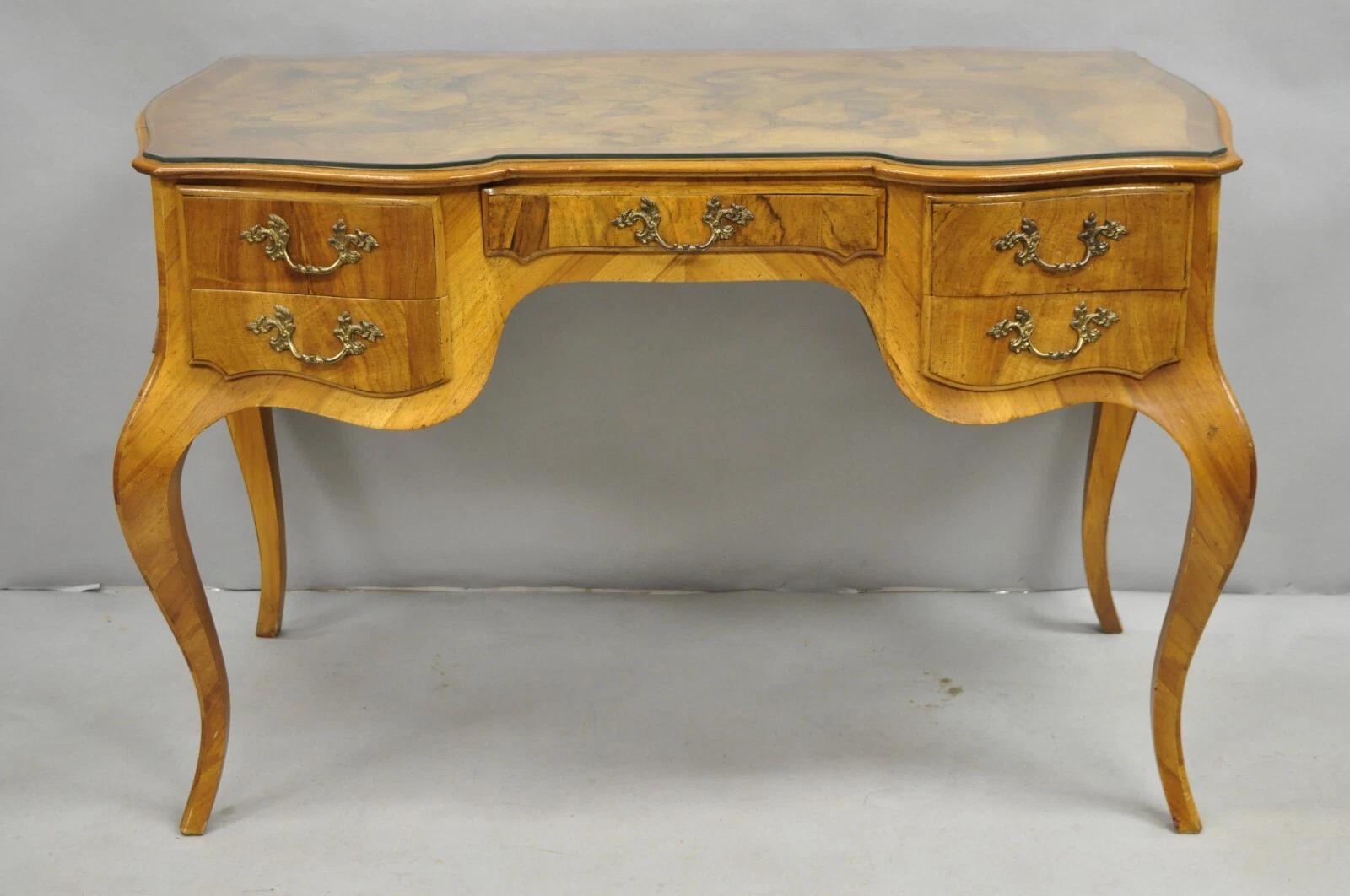 Veuillez nous envoyer un message avec votre code postal pour demander un devis plus raisonnable pour les frais d'expédition aux États-Unis.

Bureau vintage italien Rococo French Country Olive Wood Burl Wood Patchwork Inlay Bombe Writing Desk.