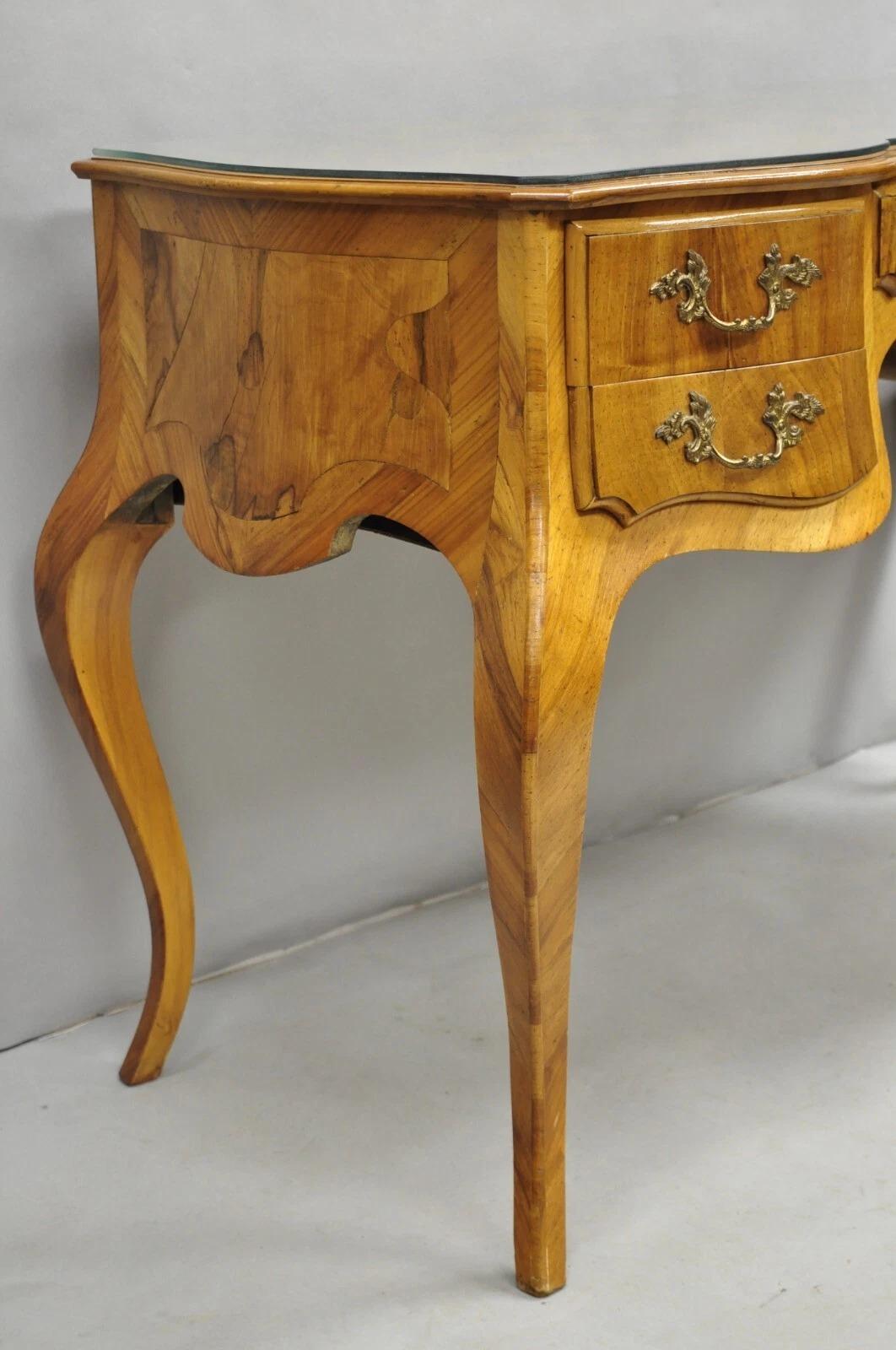 Vintage Italian Rococo French Country Bureau en bois de ronce et incrustation de bois d'olivier Bon état - En vente à Philadelphia, PA