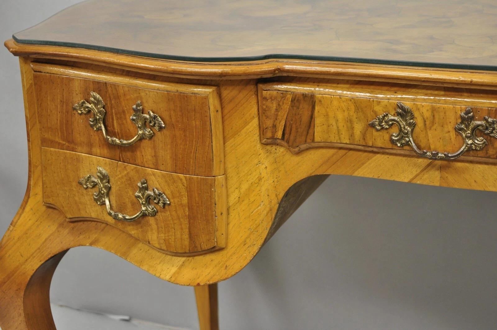 20ième siècle Vintage Italian Rococo French Country Bureau en bois de ronce et incrustation de bois d'olivier en vente