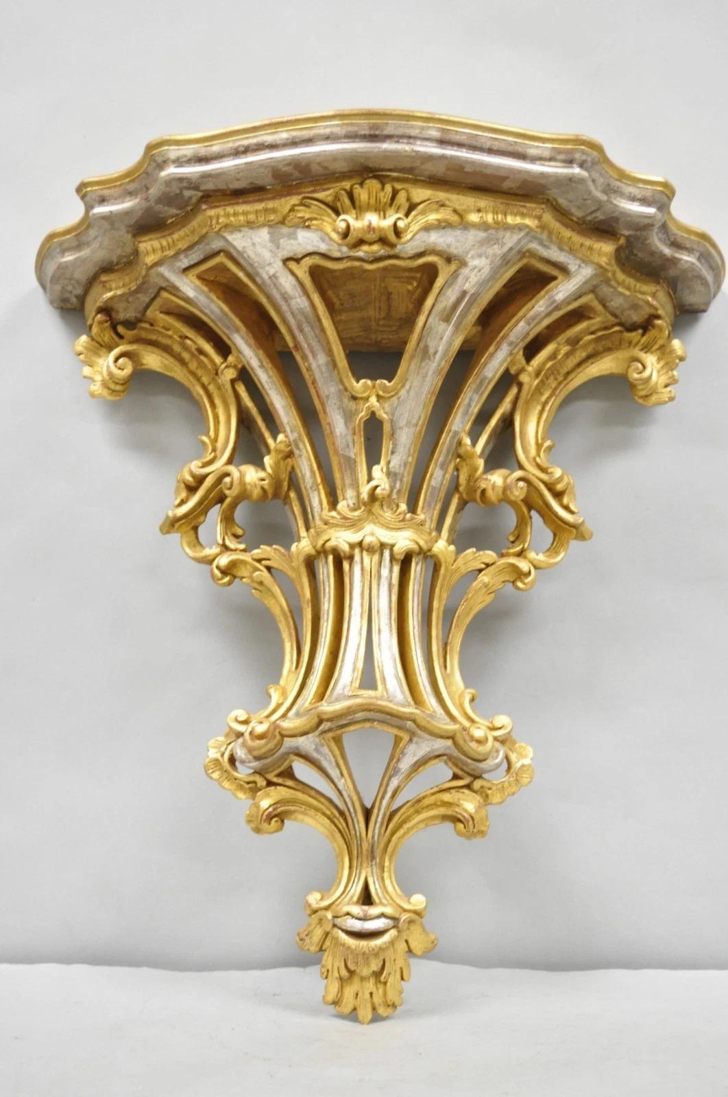 Soporte de estantería de pared grande de madera dorada y plata rococó italiana de época Rococó en venta
