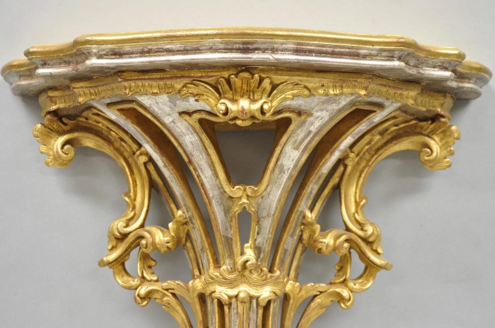 Soporte de estantería de pared grande de madera dorada y plata rococó italiana de época siglo XX en venta