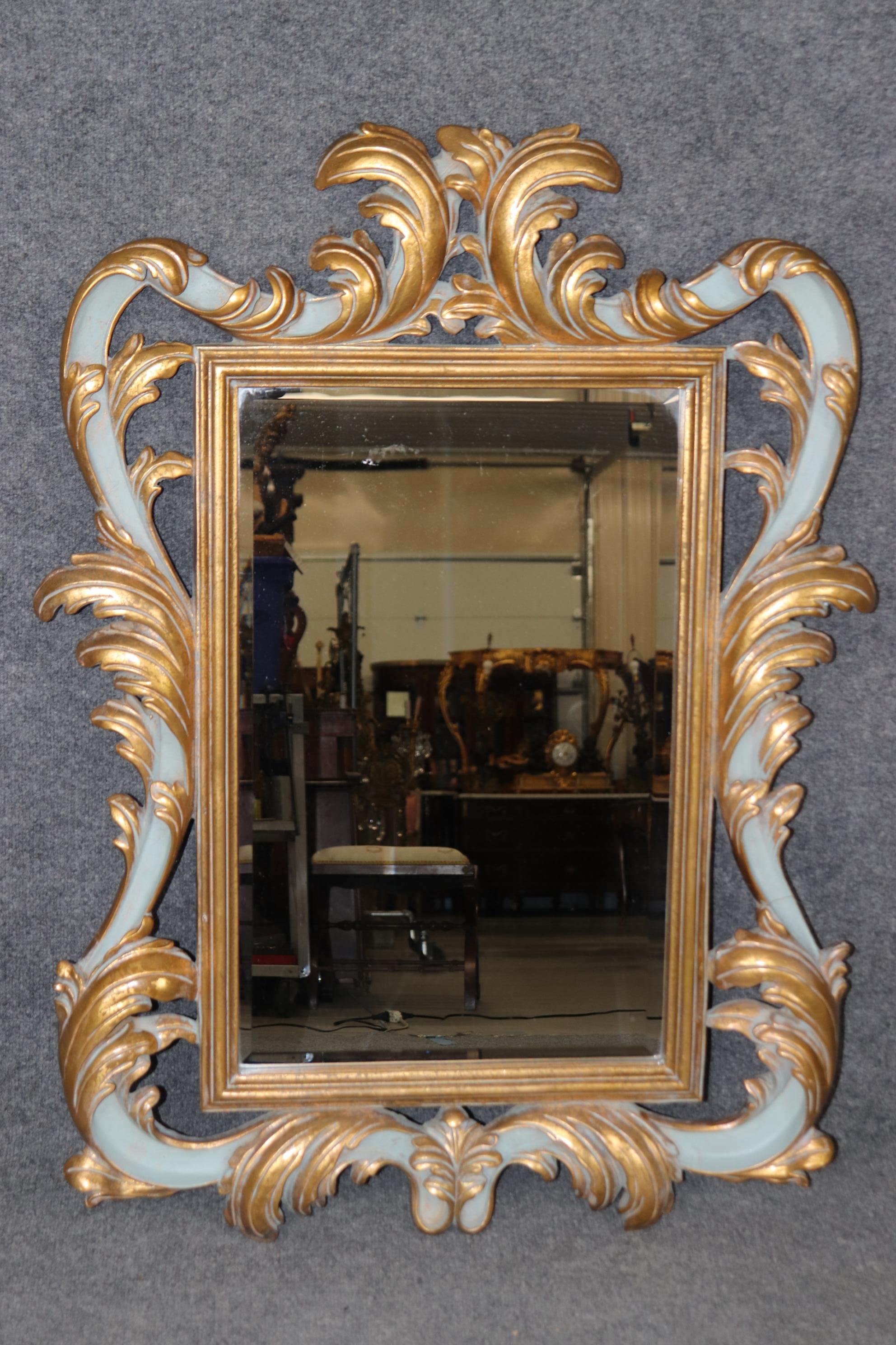 Dimensions - H : 43 in W : 32 1/4 in D : 2 1/4 in

Magnifique miroir italien vintage de style Rococo, décoré d'une exquise peinture bleue et orné d'accents dorés, exsudant l'élégance du vieux monde et la grandeur du baroque. Cette pièce étonnante