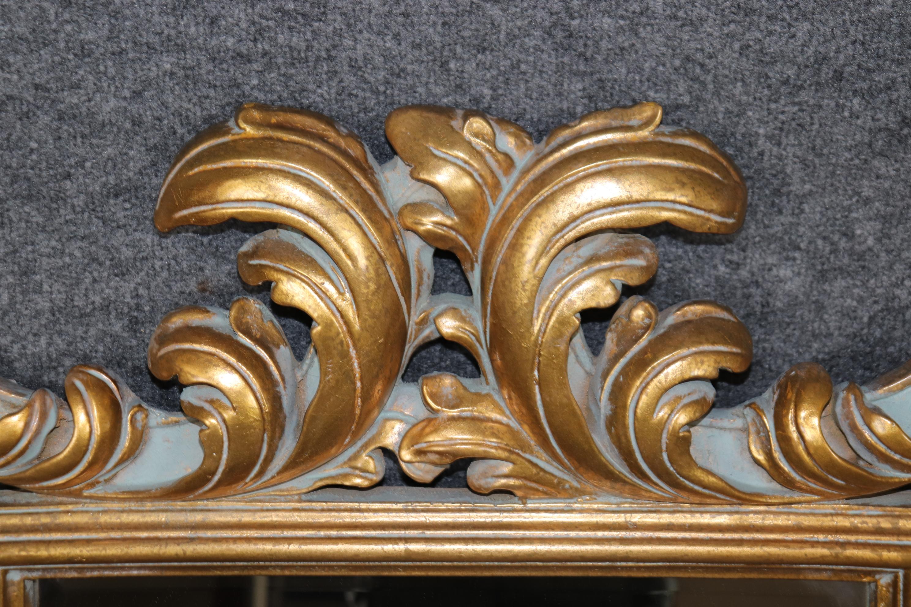 Inconnu Miroir biseauté italien de style rococo décoré de peinture bleue et doré en vente