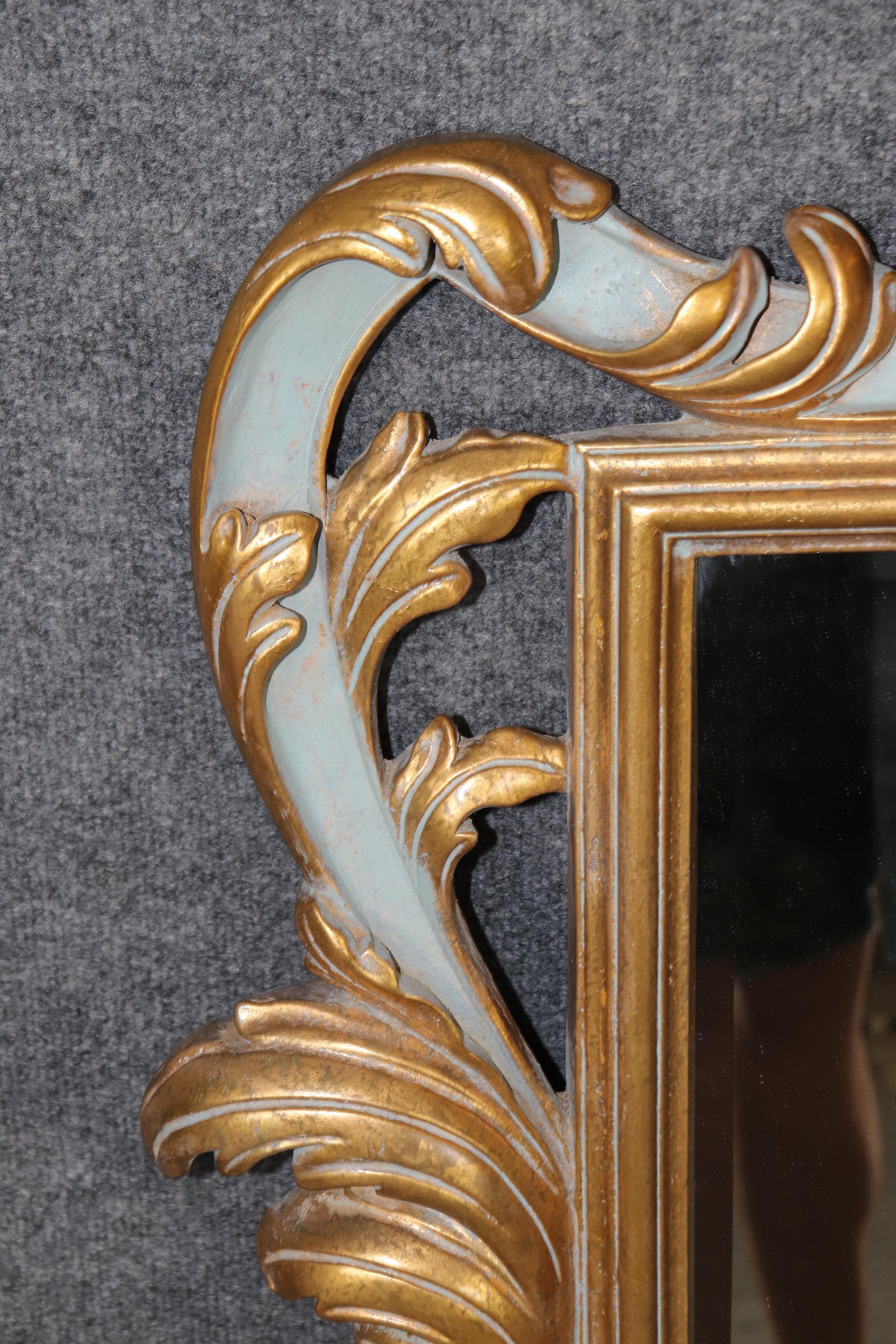 Sculpté Miroir biseauté italien de style rococo décoré de peinture bleue et doré en vente
