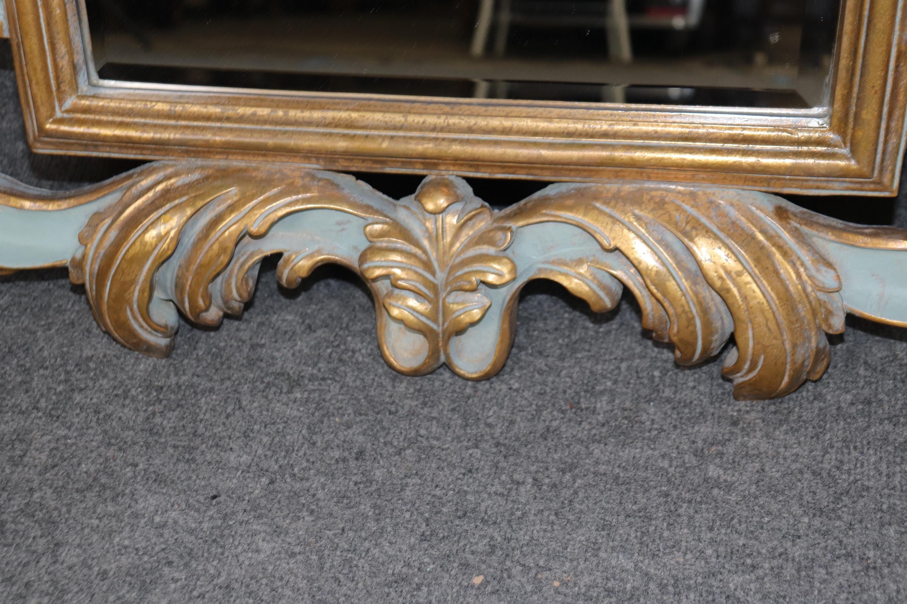 Miroir biseauté italien de style rococo décoré de peinture bleue et doré Bon état - En vente à Swedesboro, NJ