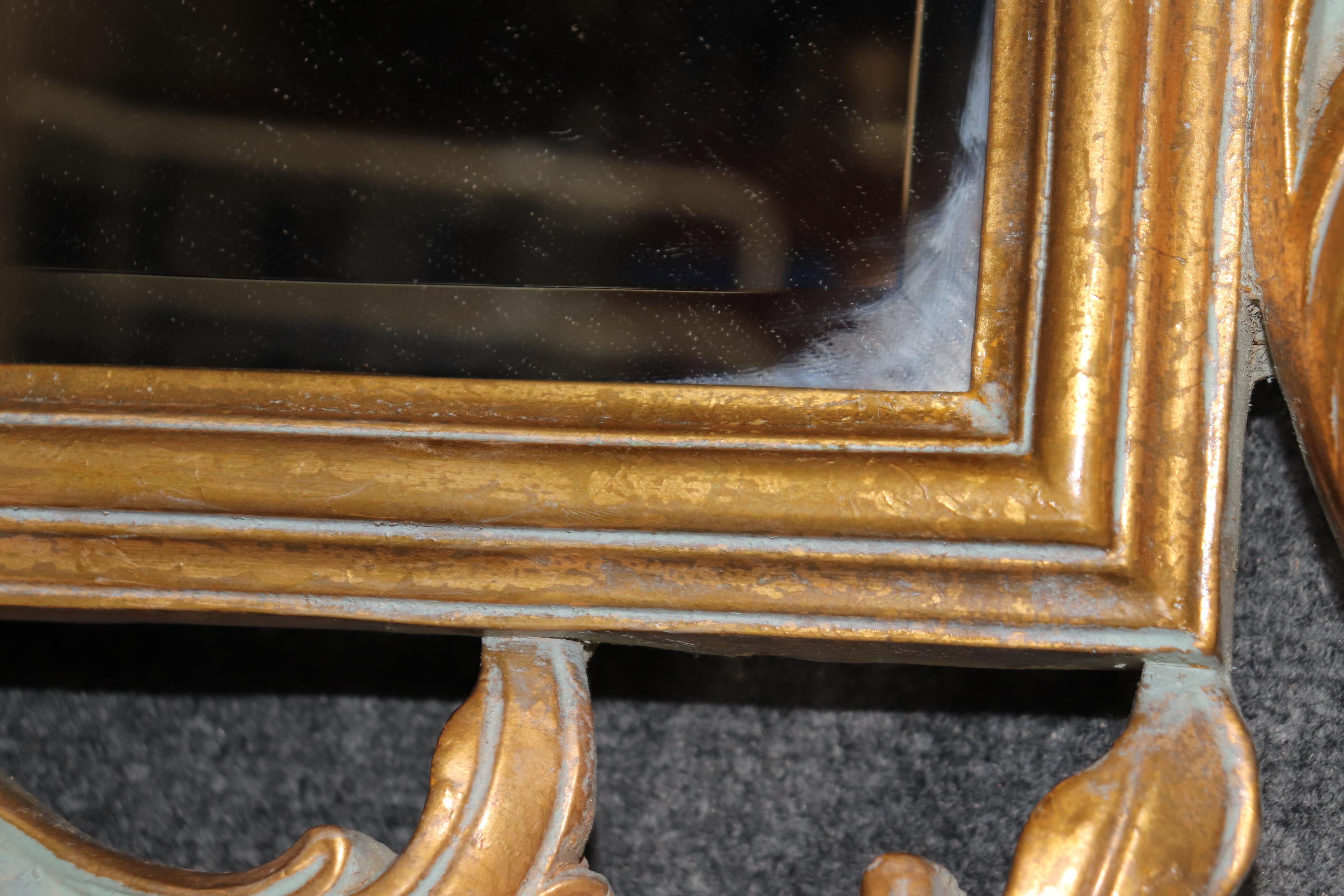 20ième siècle Miroir biseauté italien de style rococo décoré de peinture bleue et doré en vente
