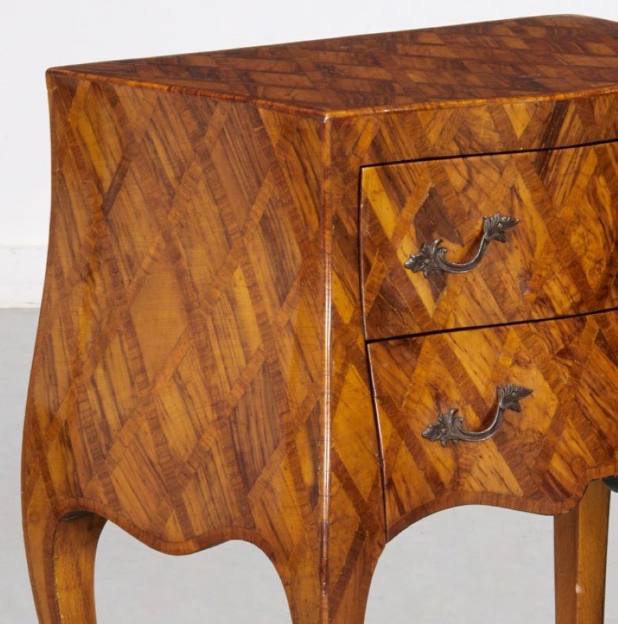 Italienische Vintage-Kommode im Rokoko-Stil aus Wurzelholz mit Intarsien und Cabriole-Beinen (Gegossen) im Angebot