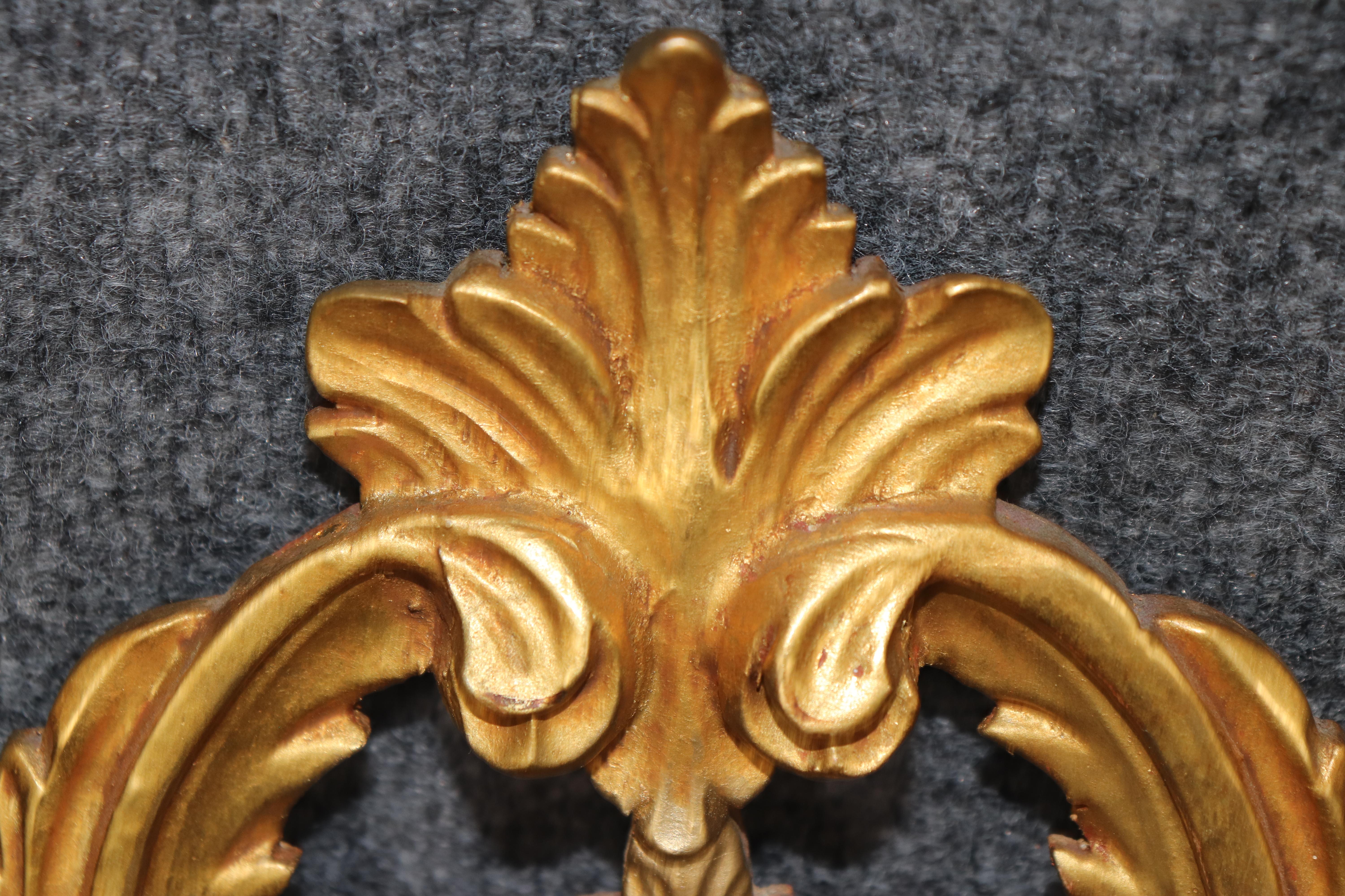 Miroir italien de style rococo sculpté et doré en vente 2