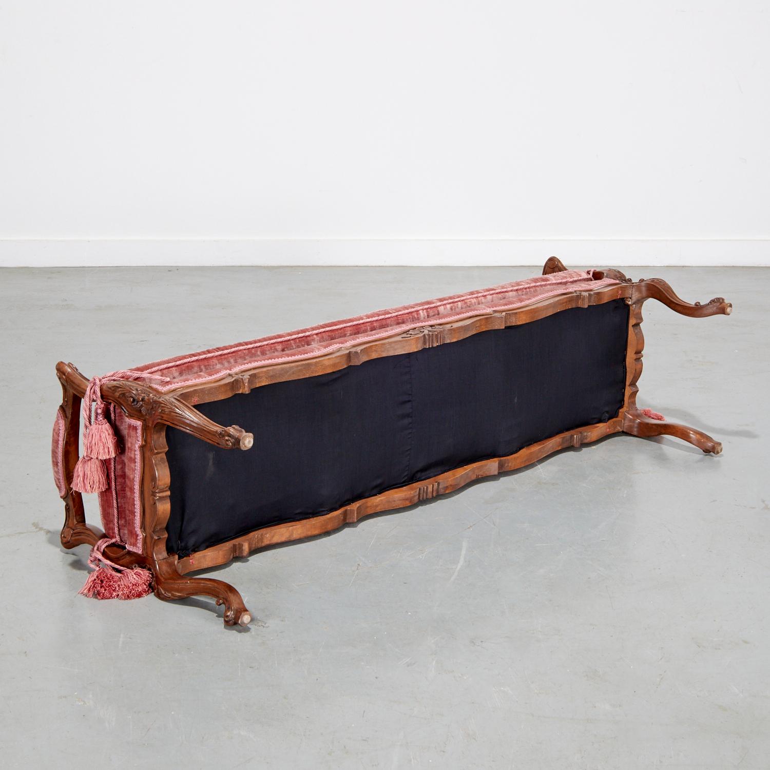 Vintage Italian Rococo Style Carved Walnut Bench with Rose Velvet Upholstery For Sale 4