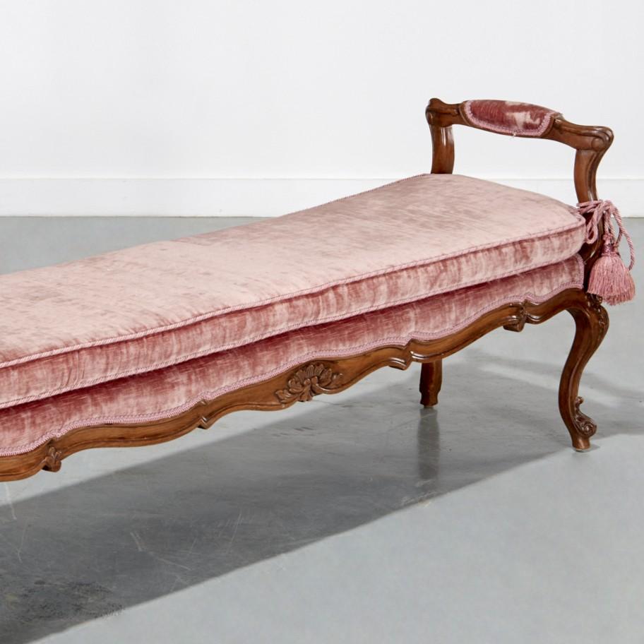 Vintage Italian Rococo Style Carved Walnut Bench with Rose Velvet Upholstery In Good Condition For Sale In Morristown, NJ