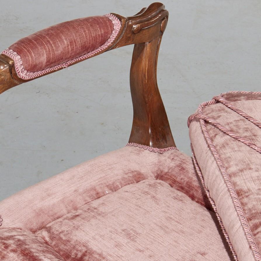 Vintage Italian Rococo Style Carved Walnut Bench with Rose Velvet Upholstery For Sale 1