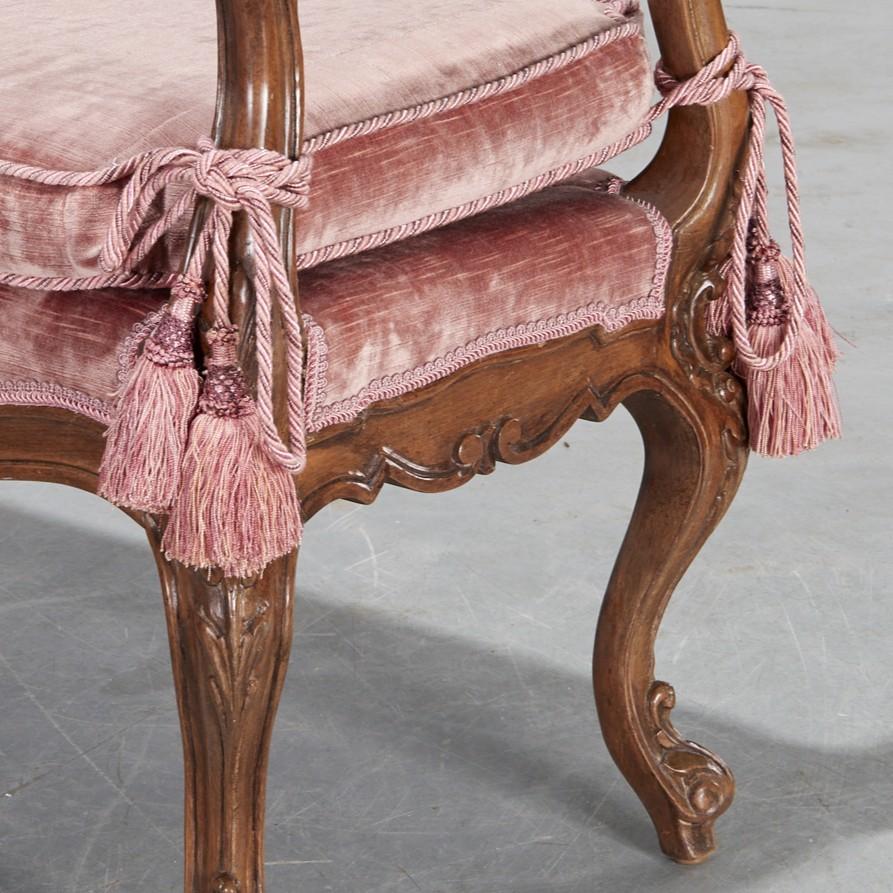 Vintage Italian Rococo Style Carved Walnut Bench with Rose Velvet Upholstery For Sale 2