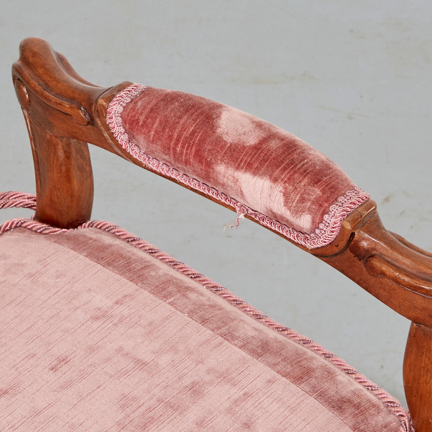 Vintage Italian Rococo Style Carved Walnut Bench with Rose Velvet Upholstery For Sale 3