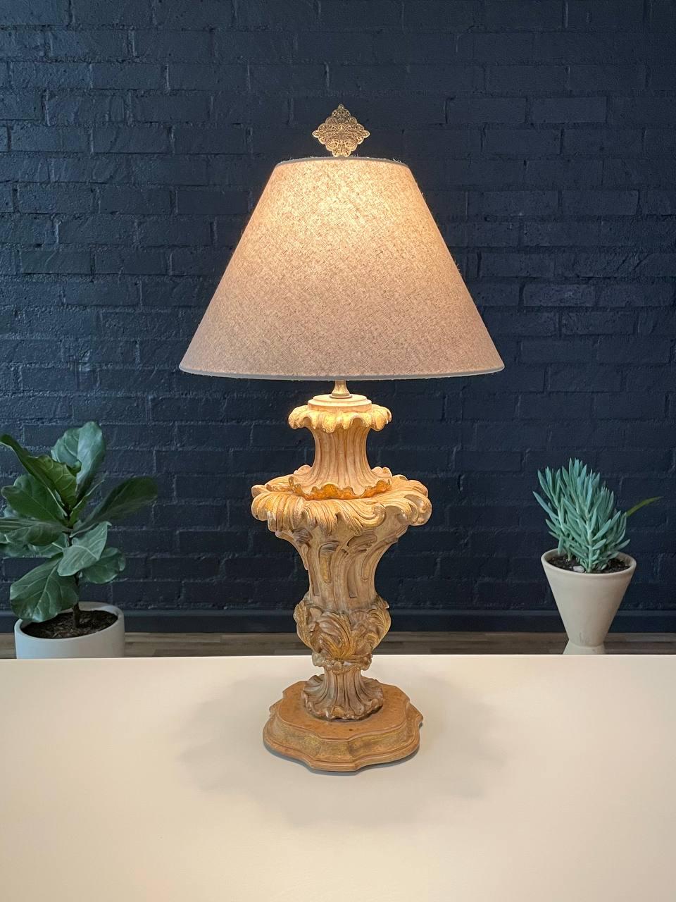 Italienische geschnitzte Vintage-Holzlampe im Rokoko-Stil im Zustand „Gut“ im Angebot in Los Angeles, CA